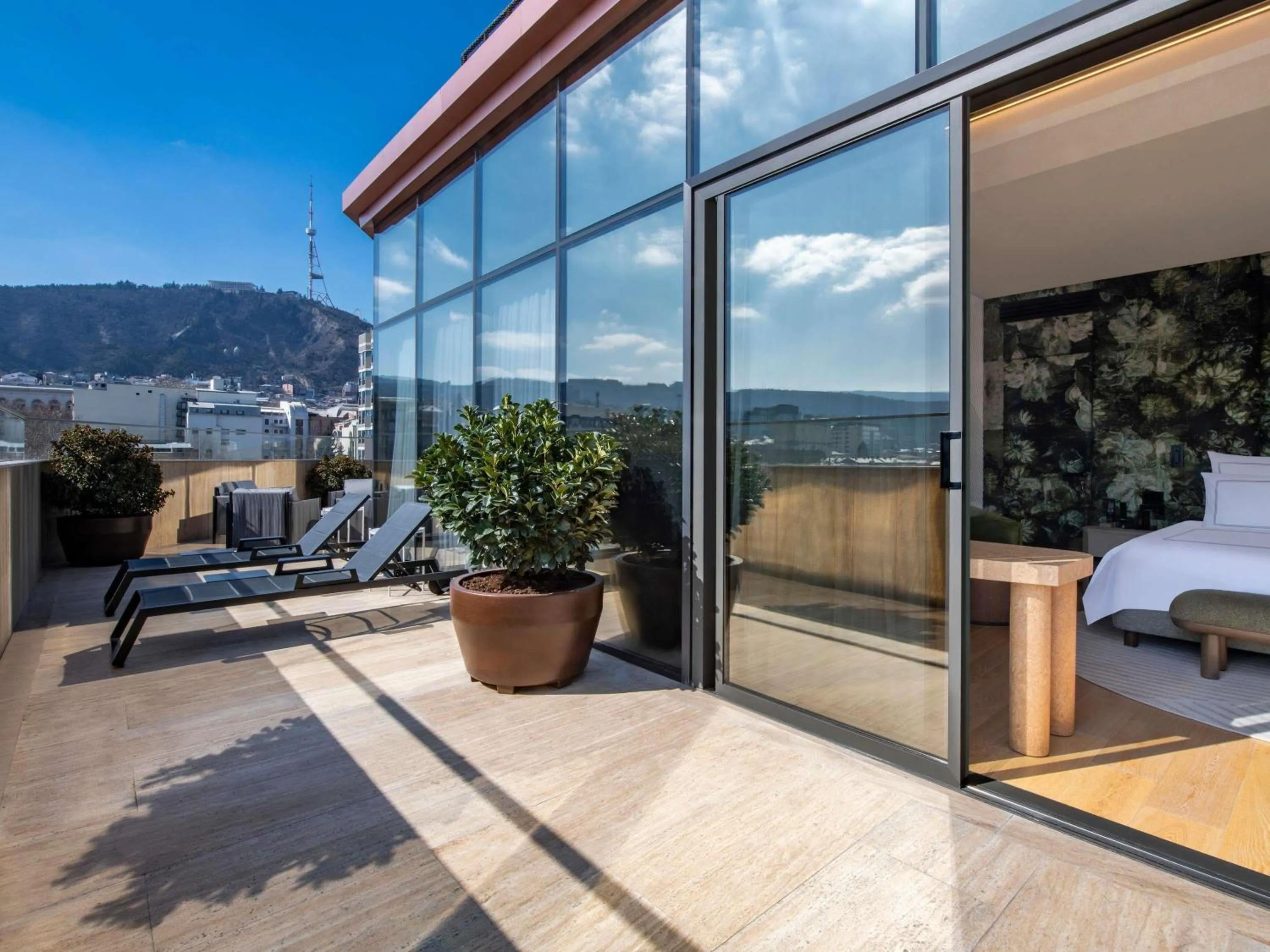 Photo of the whole room, Bed in Swissôtel Tbilisi