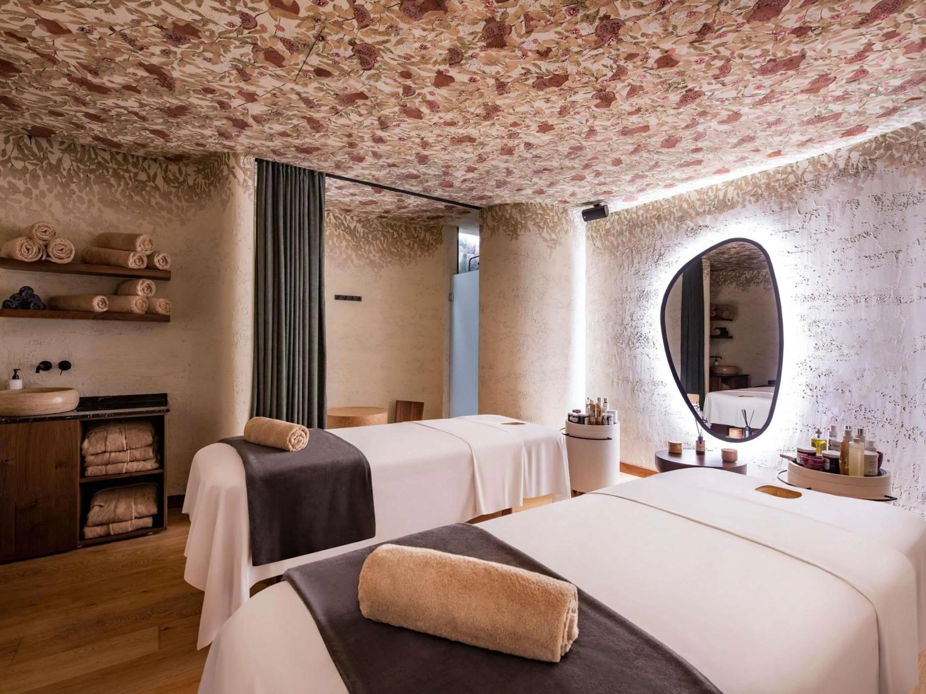 Spa and wellness centre/facilities, Bed in Swissôtel Tbilisi