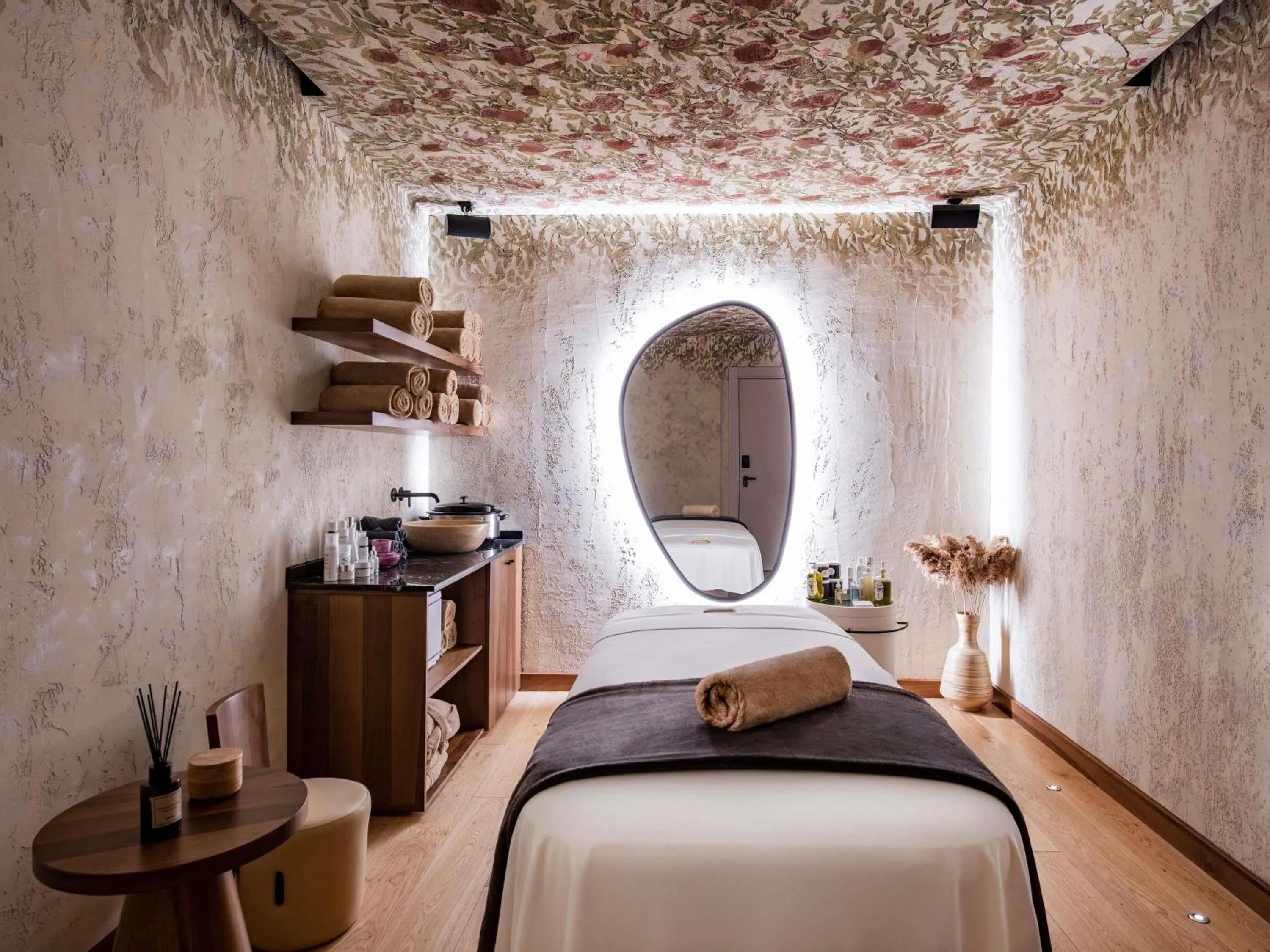 Spa and wellness centre/facilities, Bed in Swissôtel Tbilisi