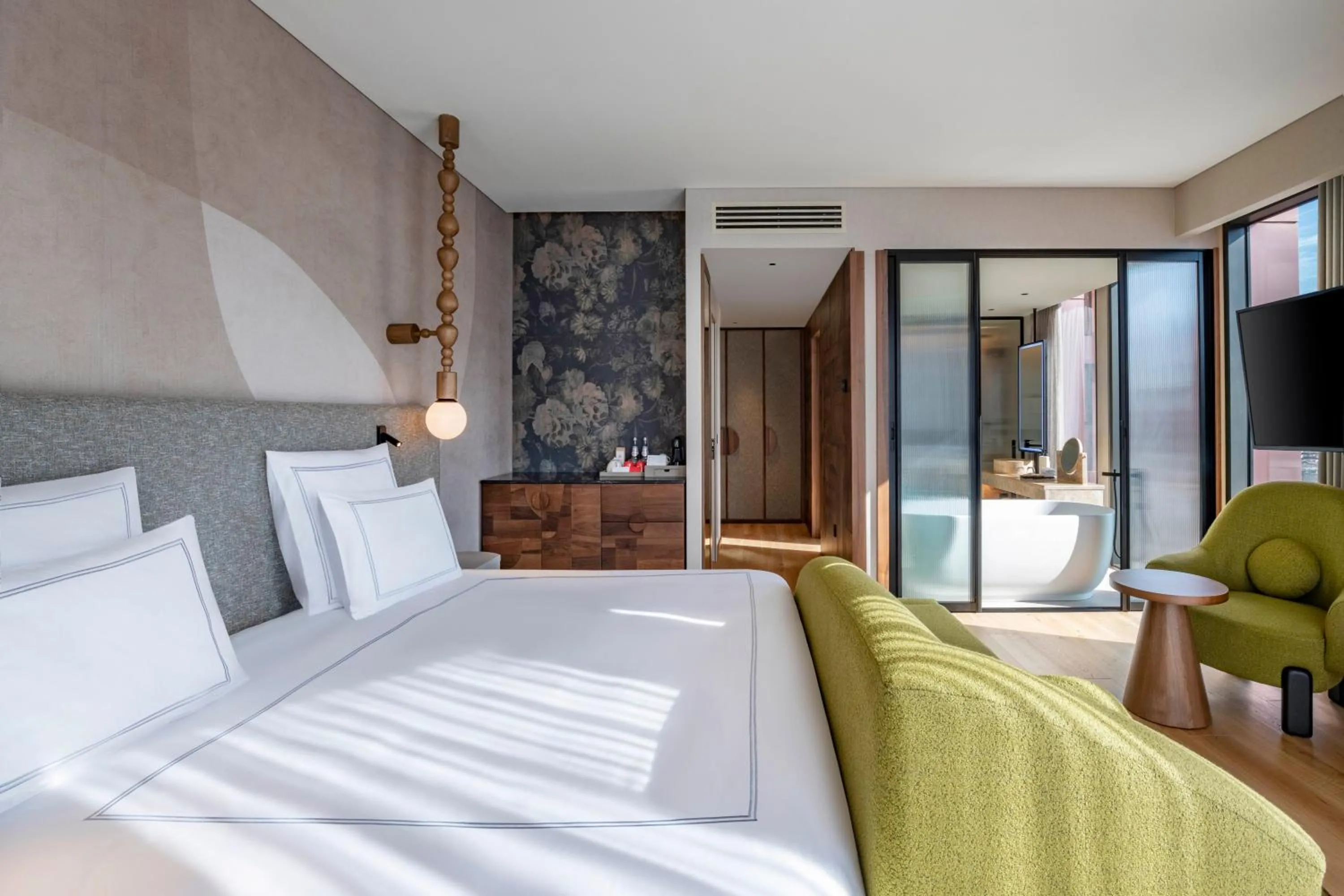 Bed in Swissôtel Tbilisi