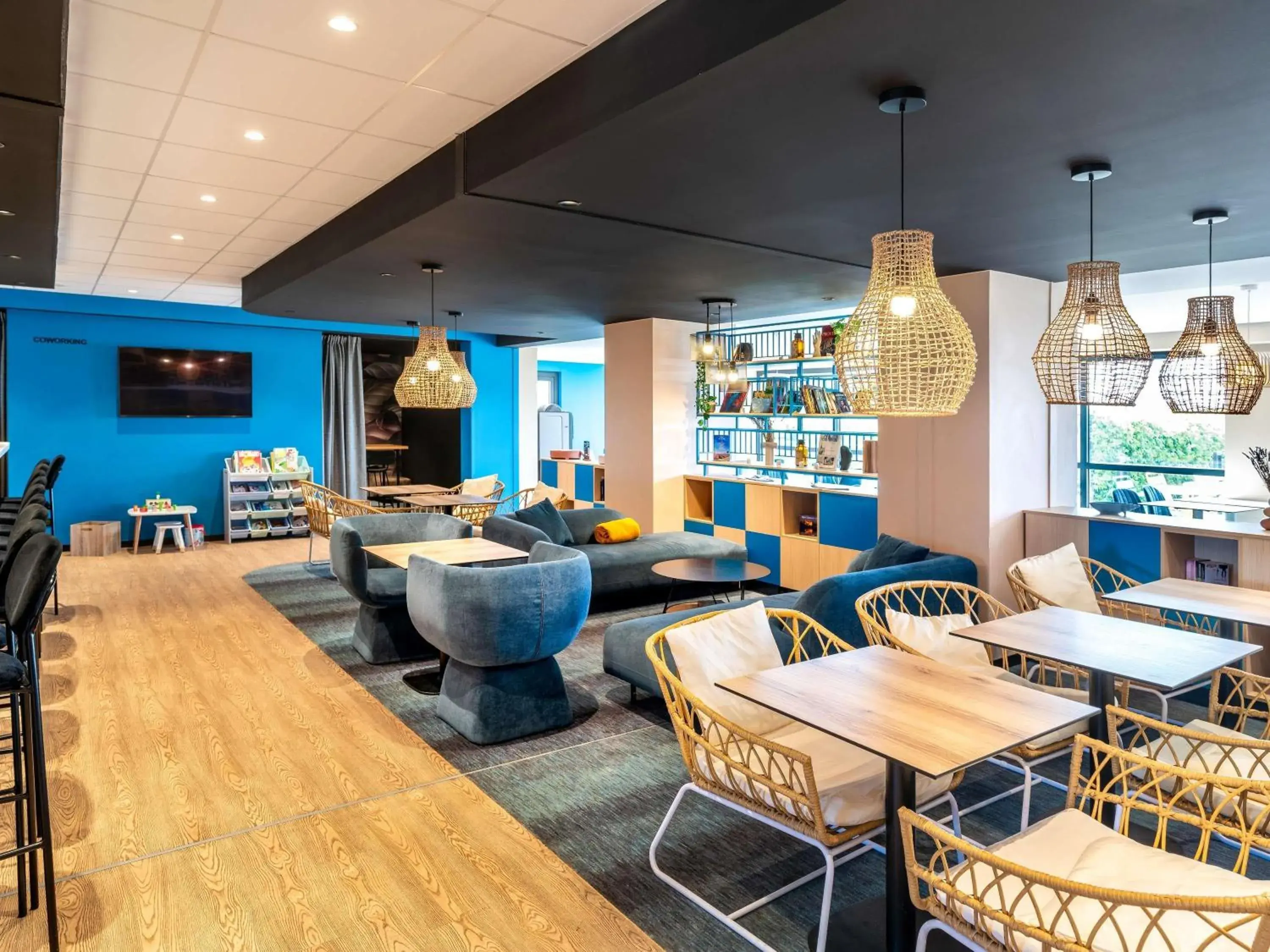 Lounge or bar in Ibis Styles Miramas Lounge or bar in Ibis Styles Miramas