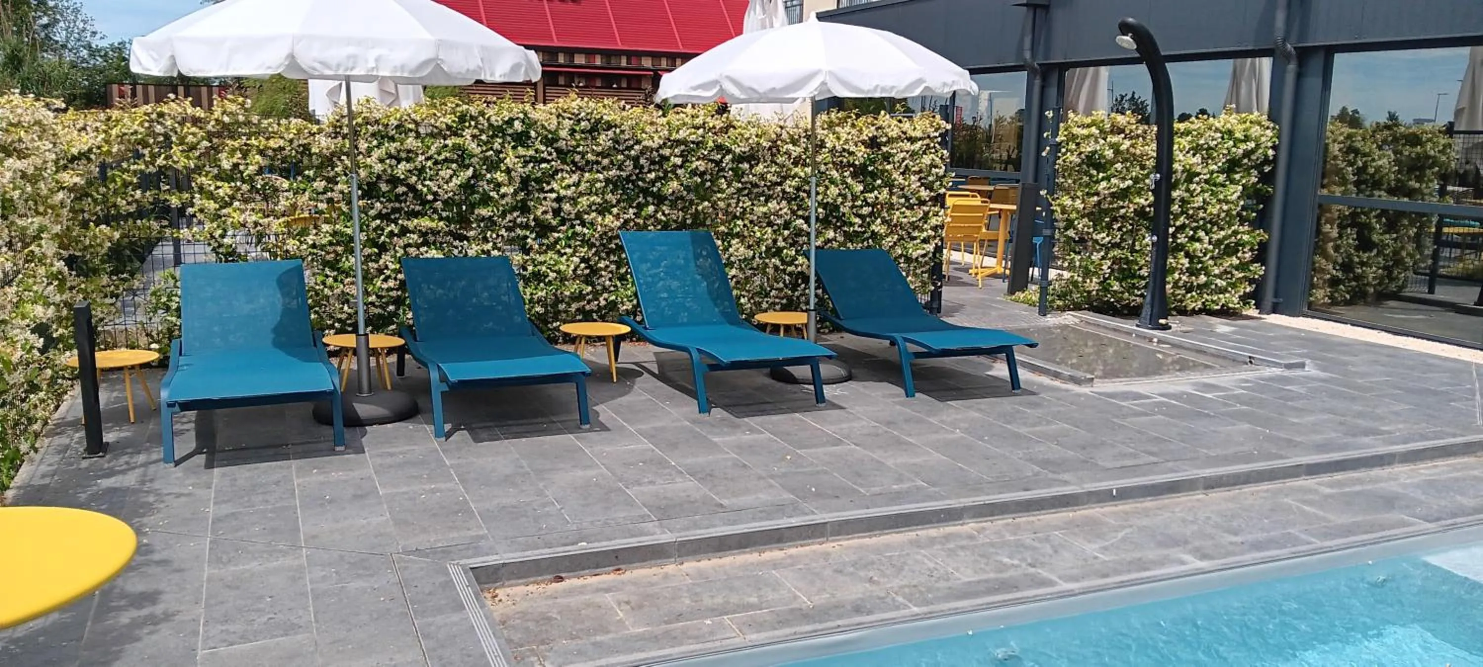 Swimming pool in Ibis Styles Miramas