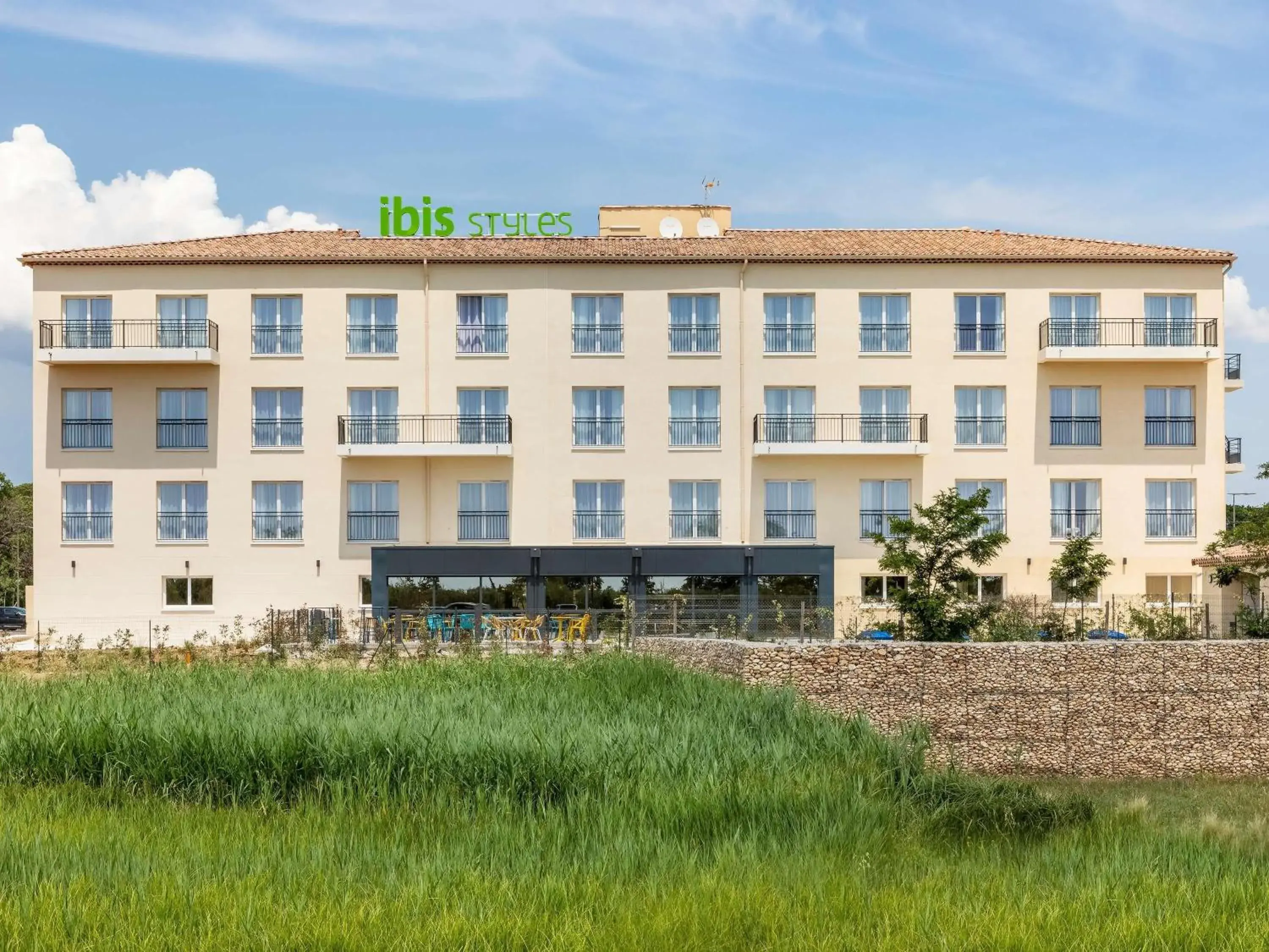 Property building in Ibis Styles Miramas Property building in Ibis Styles Miramas