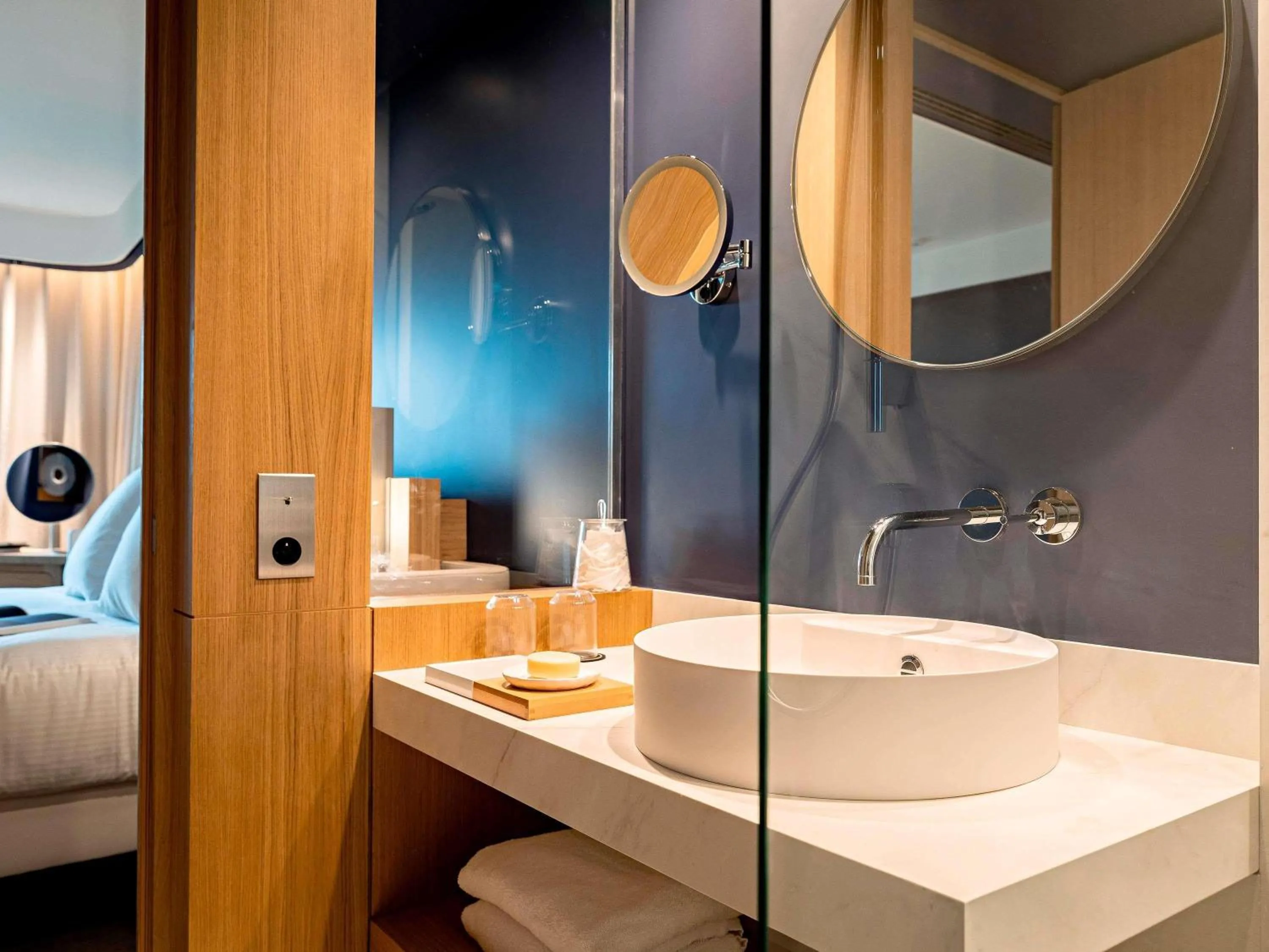 Bedroom, Bed in Domaine de la Reine Margot Paris-Issy - MGallery Collection