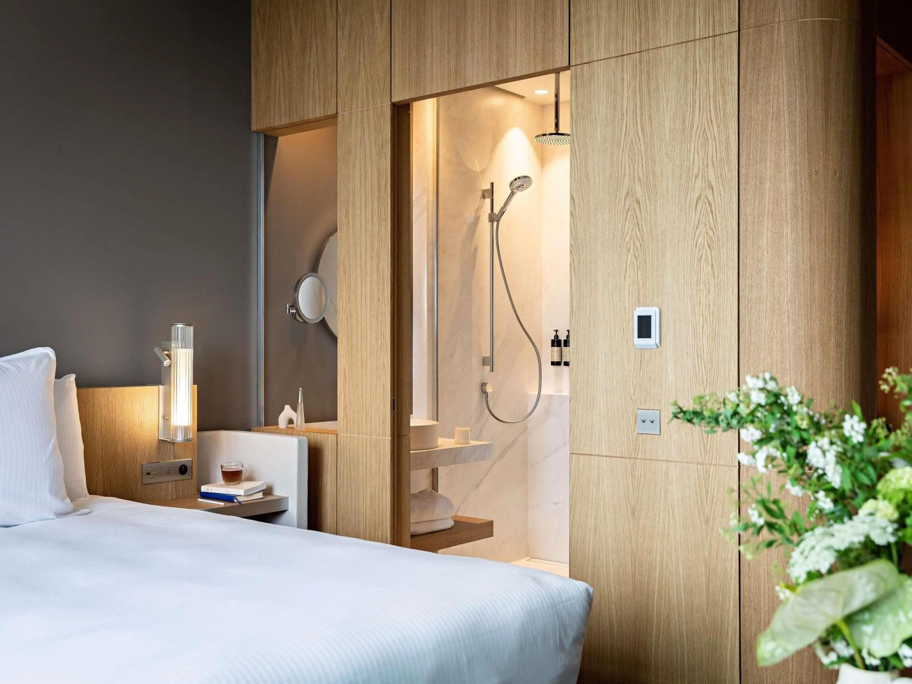 Bedroom, Bed in Domaine de la Reine Margot Paris-Issy - MGallery Collection