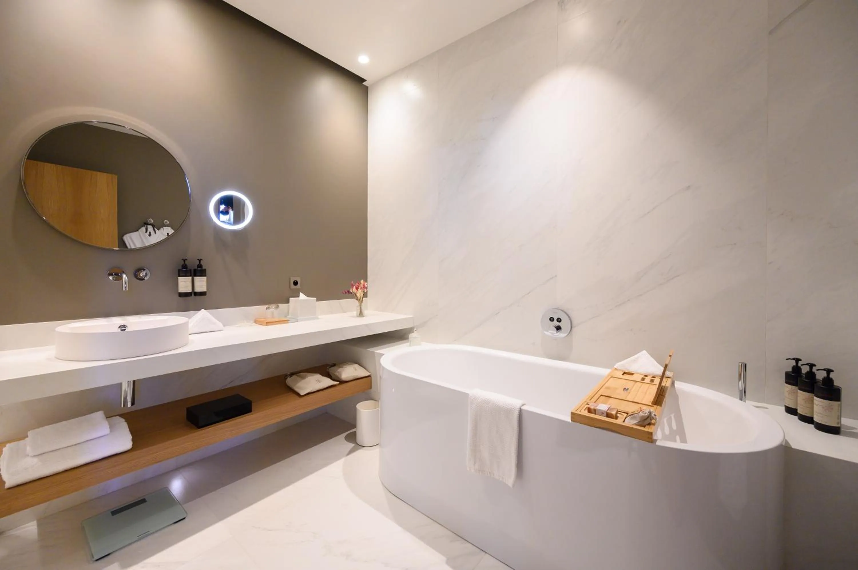 Bath in Domaine de la Reine Margot Paris-Issy - MGallery Collection