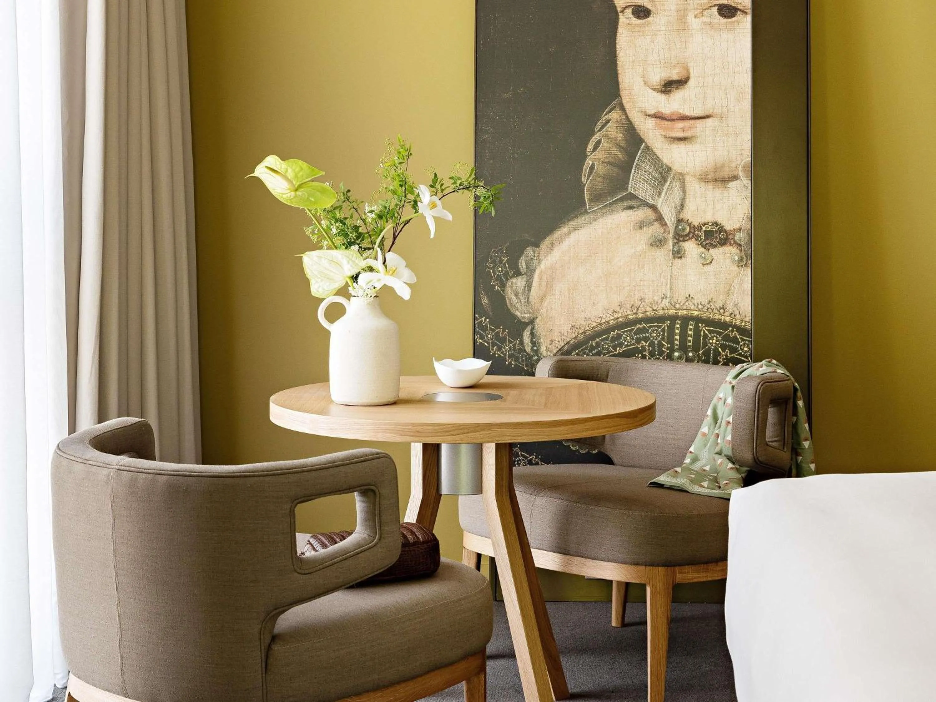 Bedroom in Domaine de la Reine Margot Paris-Issy - MGallery Collection