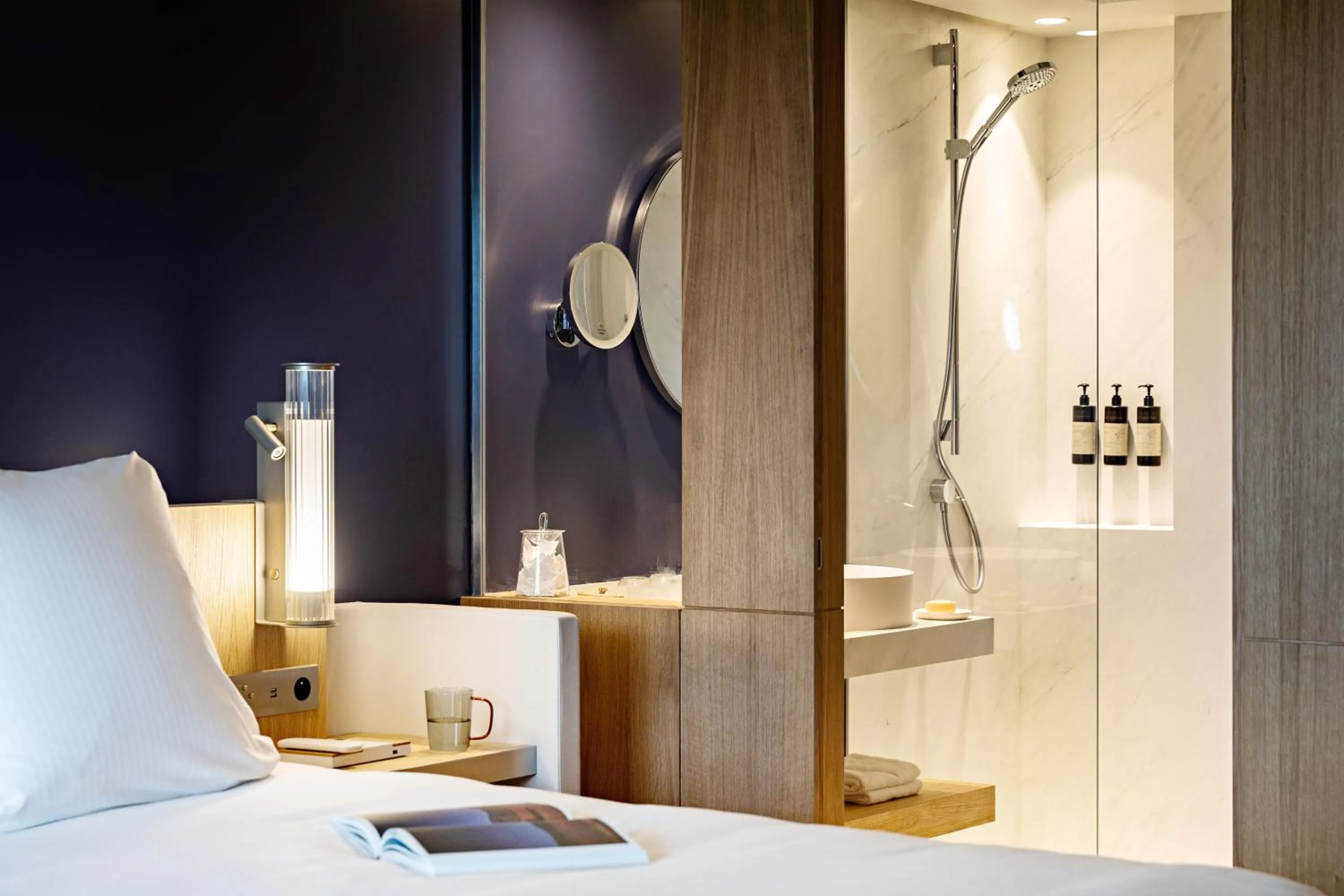 Bathroom, Bed in Domaine de la Reine Margot Paris-Issy - MGallery Collection