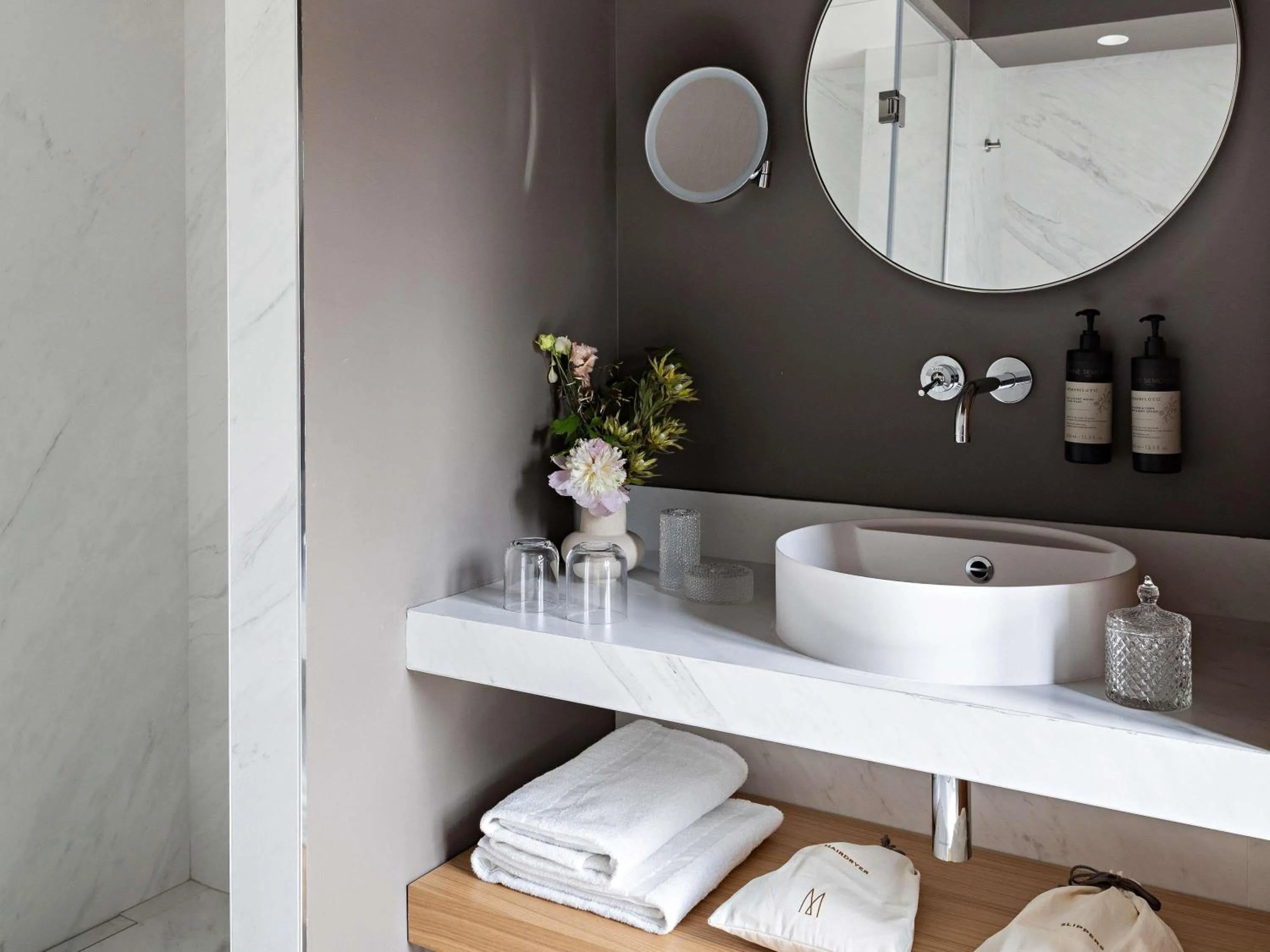 Bedroom in Domaine de la Reine Margot Paris-Issy - MGallery Collection