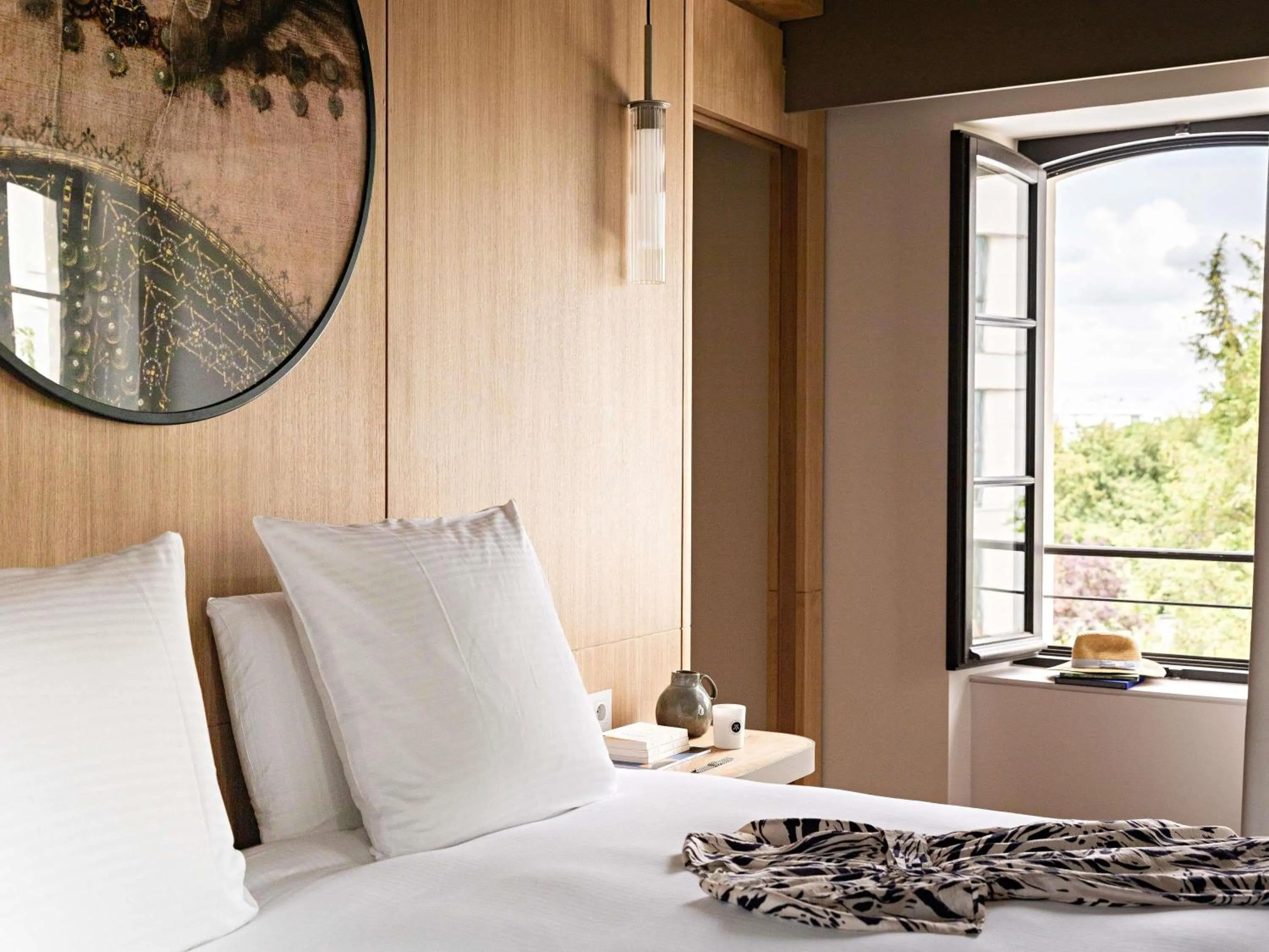 Bedroom, Bed in Domaine de la Reine Margot Paris-Issy - MGallery Collection