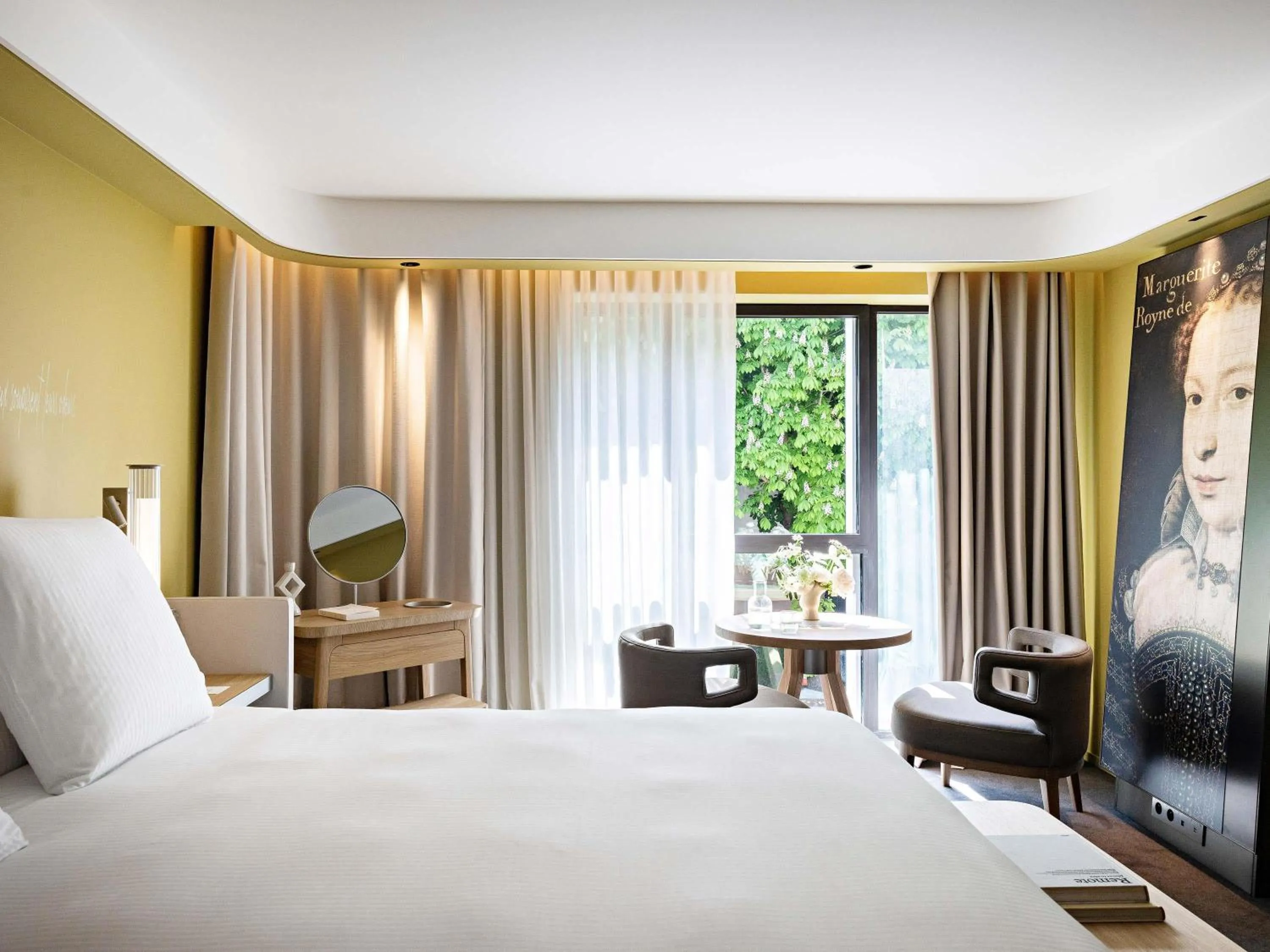 Bedroom, Bed in Domaine de la Reine Margot Paris-Issy - MGallery Collection