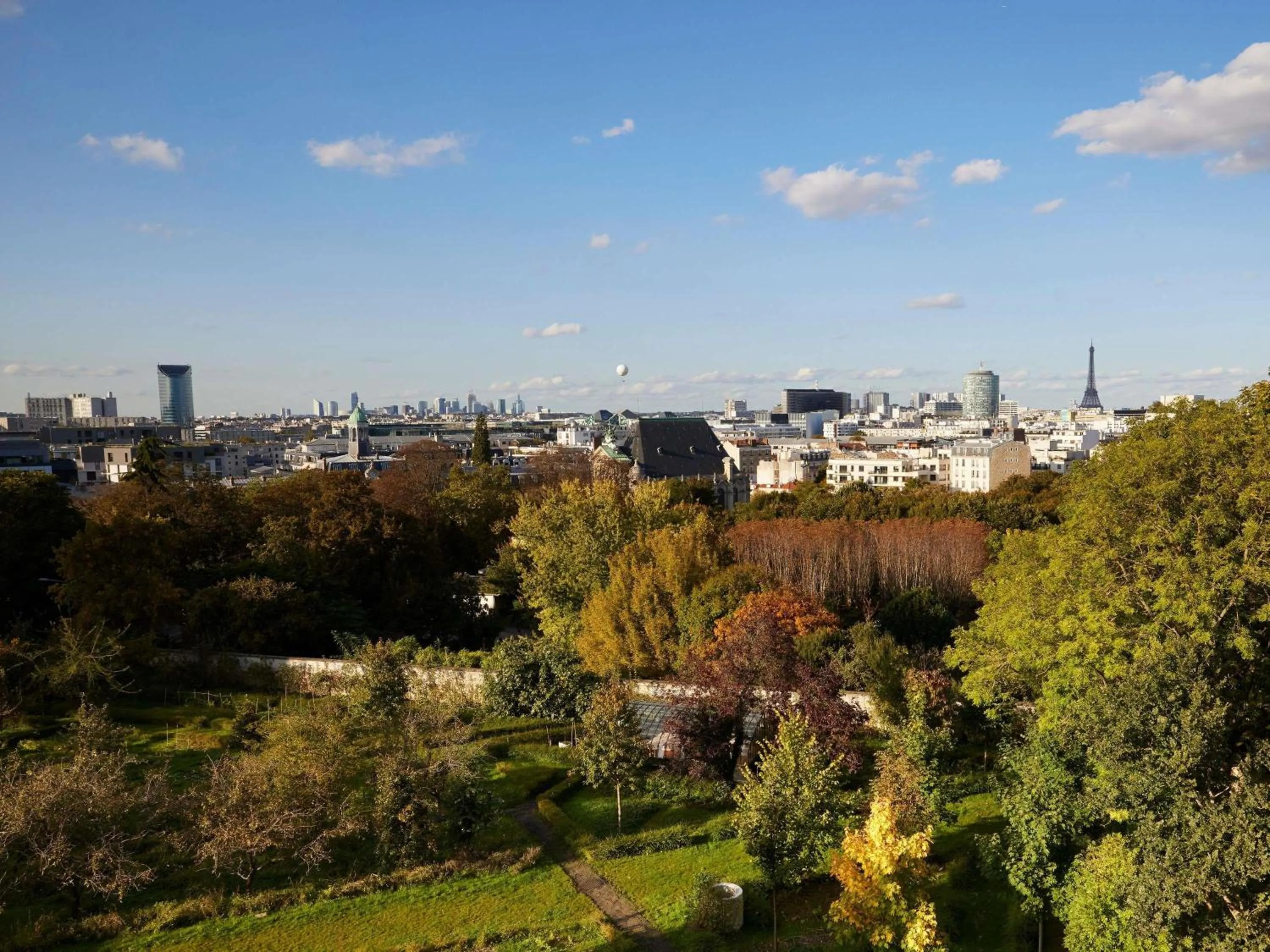 Bedroom in Domaine de la Reine Margot Paris-Issy - MGallery Collection