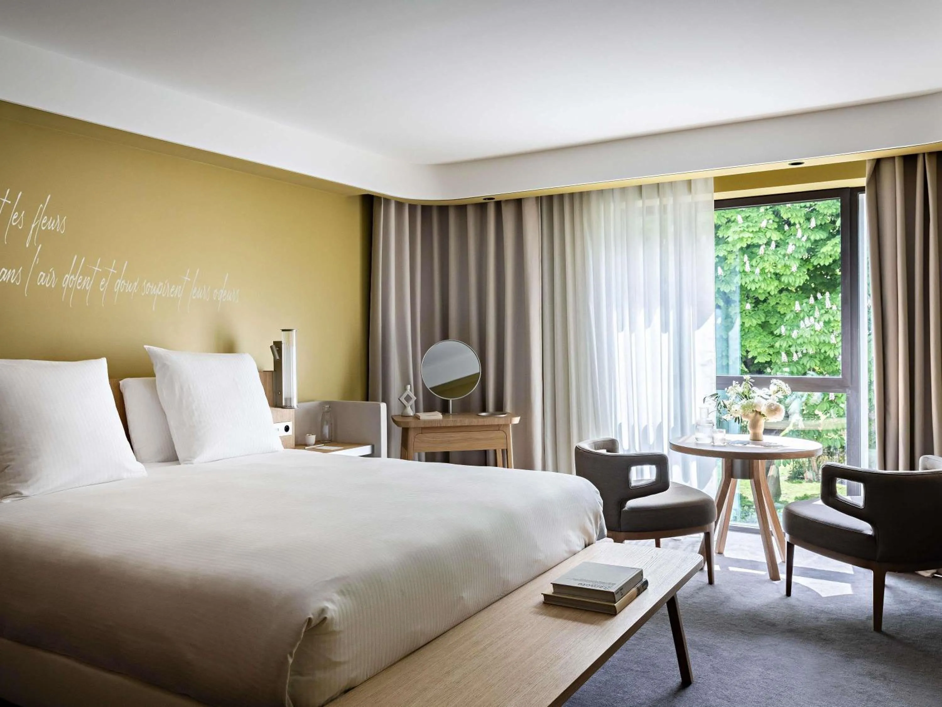 Bedroom, Bed in Domaine de la Reine Margot Paris-Issy - MGallery Collection