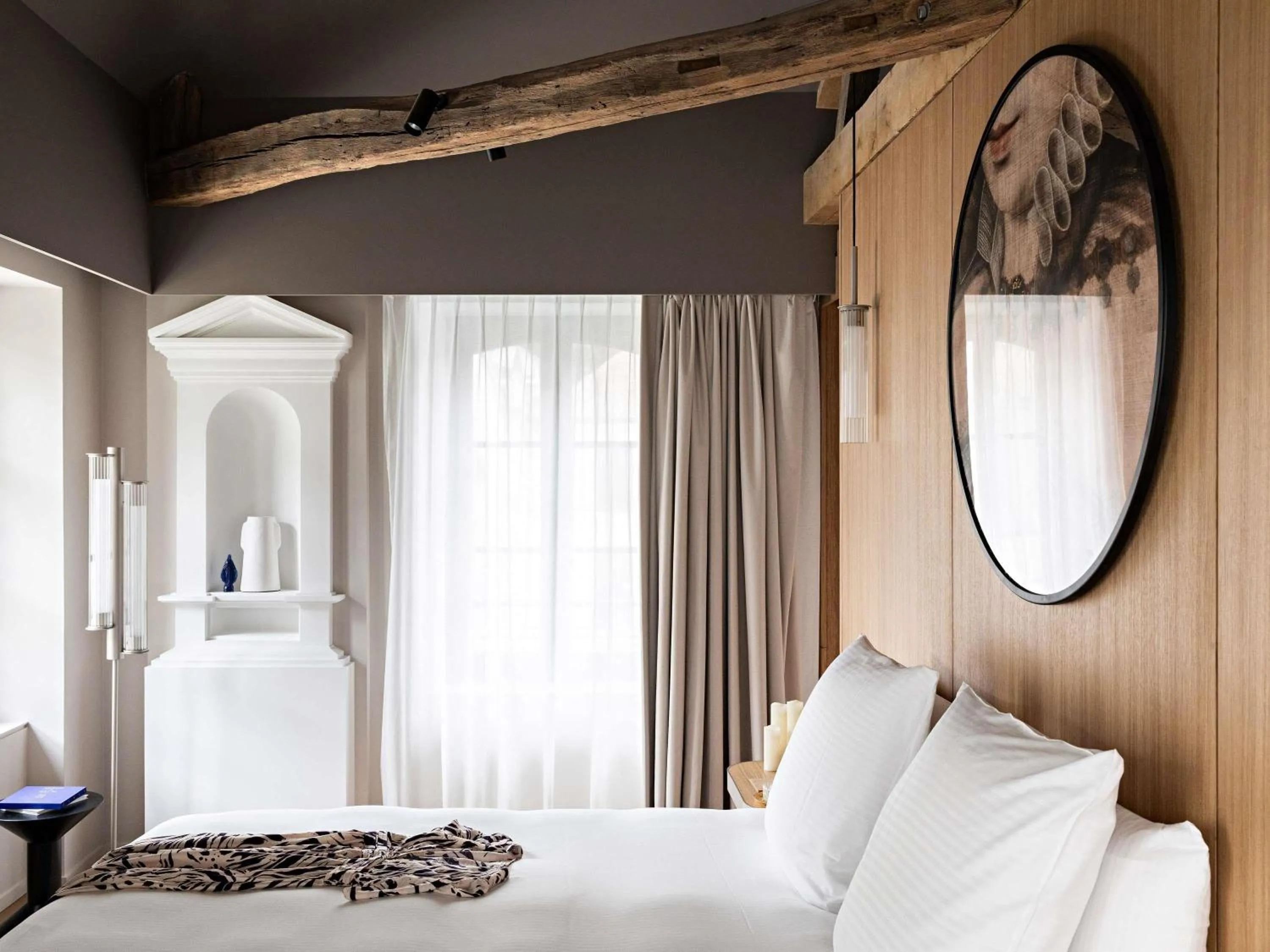 Bedroom, Bed in Domaine de la Reine Margot Paris-Issy - MGallery Collection