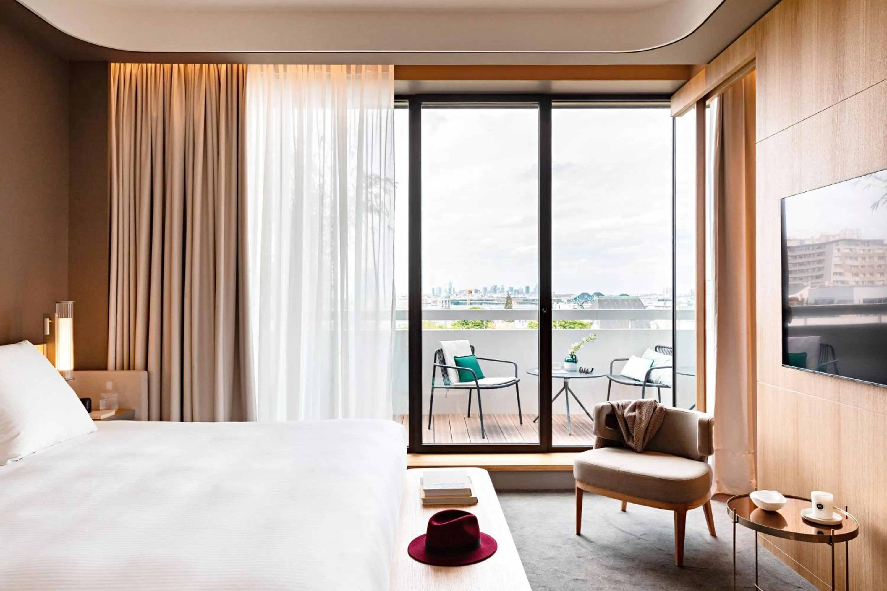 View (from property/room), Bed in Domaine de la Reine Margot Paris-Issy - MGallery Collection