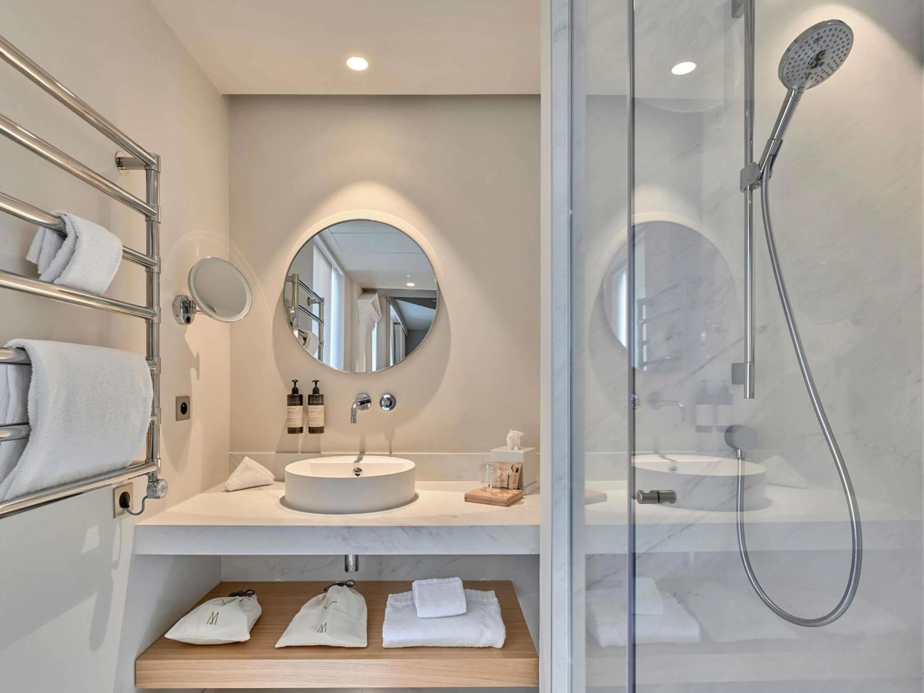 Bedroom in Domaine de la Reine Margot Paris-Issy - MGallery Collection