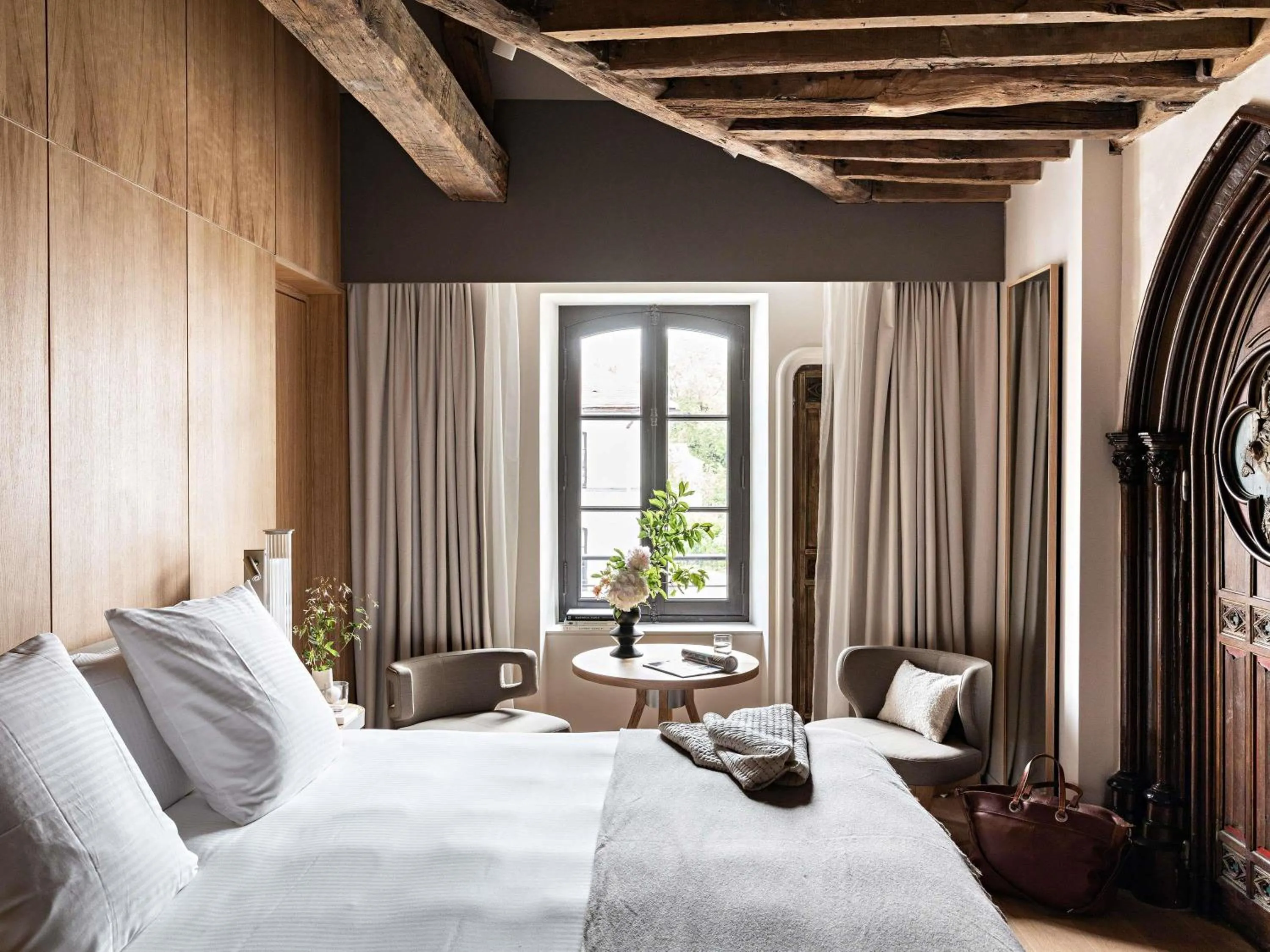 Bedroom, Bed in Domaine de la Reine Margot Paris-Issy - MGallery Collection