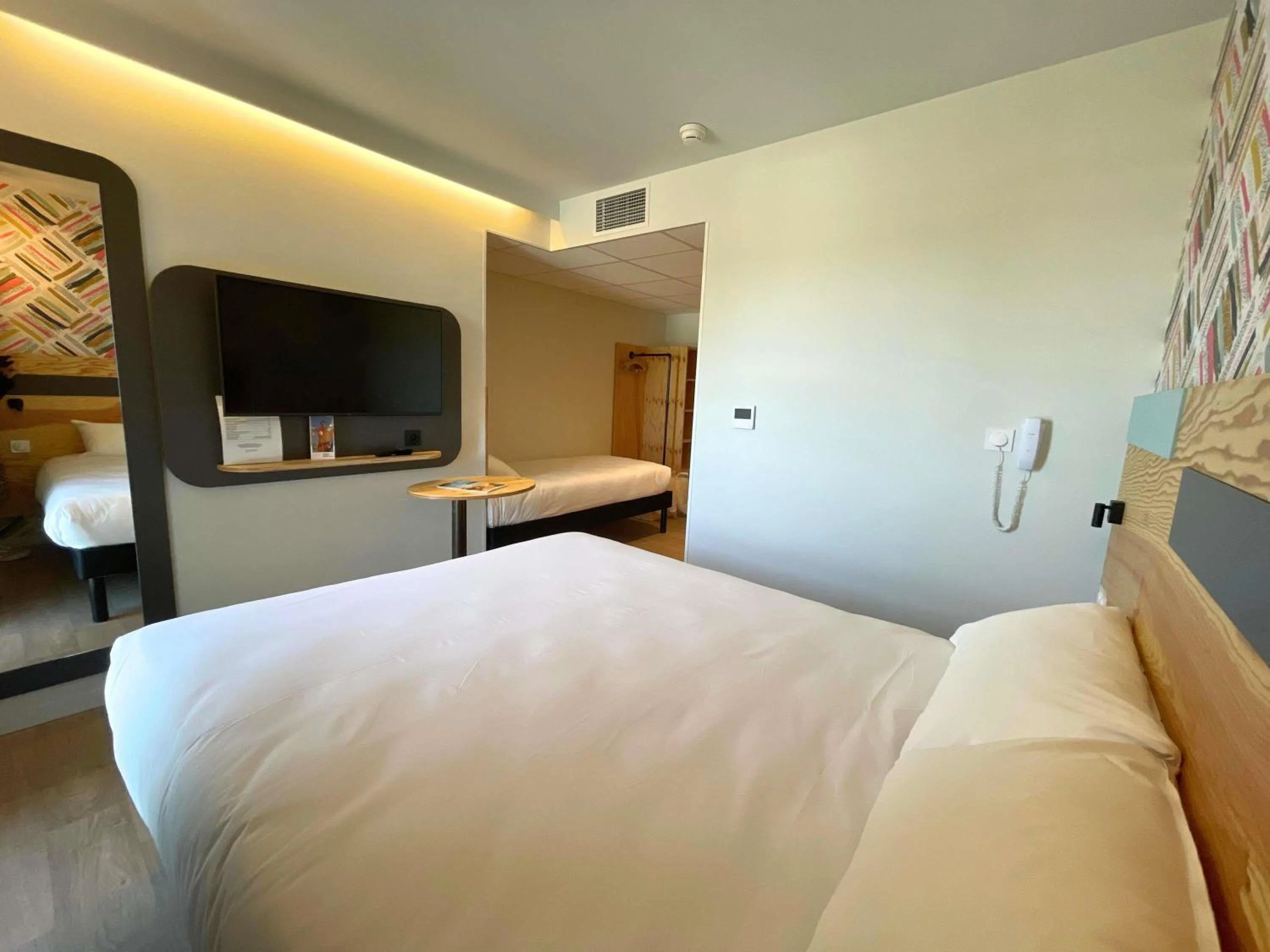 Bedroom, Bed in greet hotel Castets Coeur des Landes