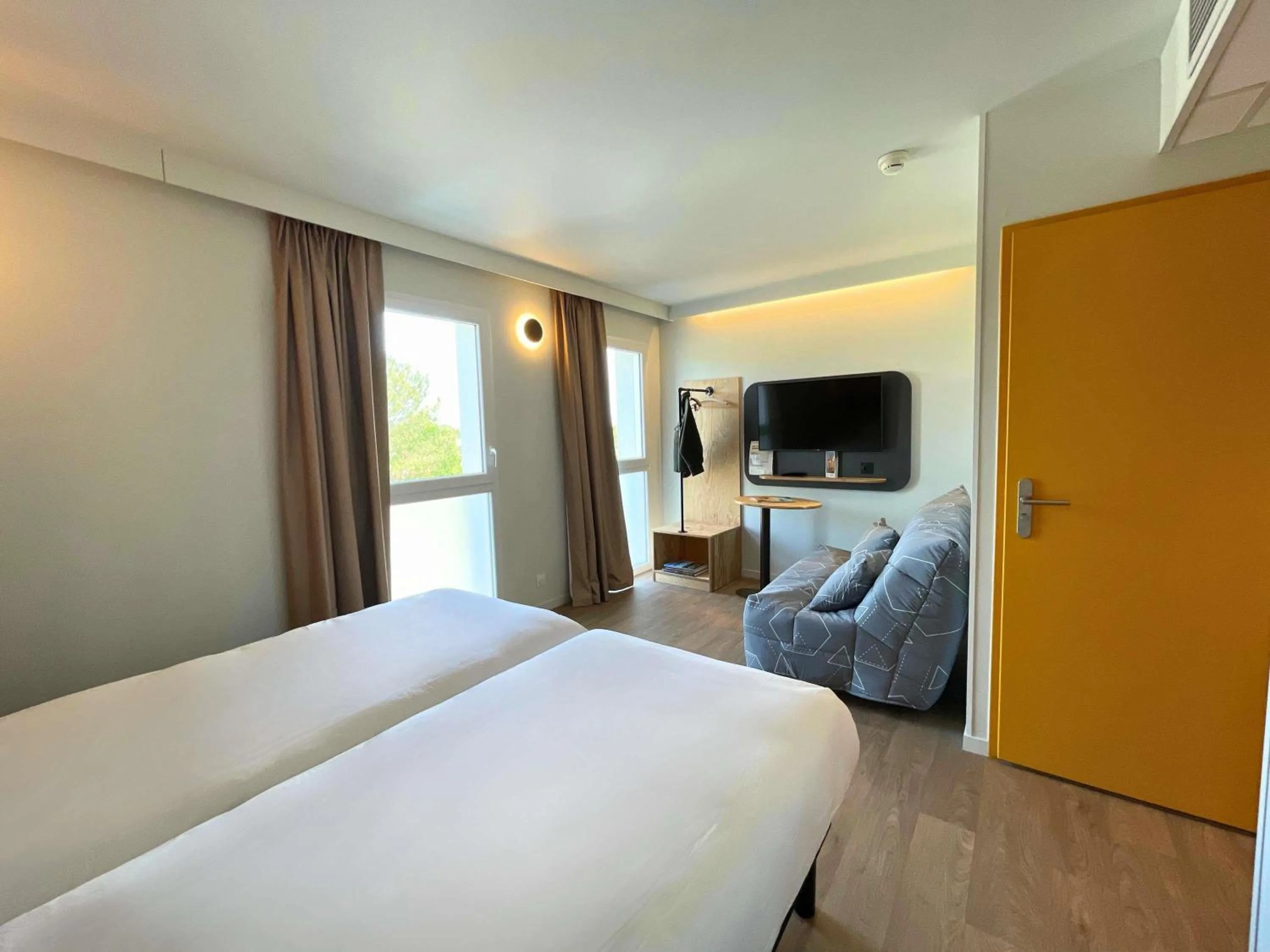 Bedroom, Bed in greet hotel Castets Coeur des Landes
