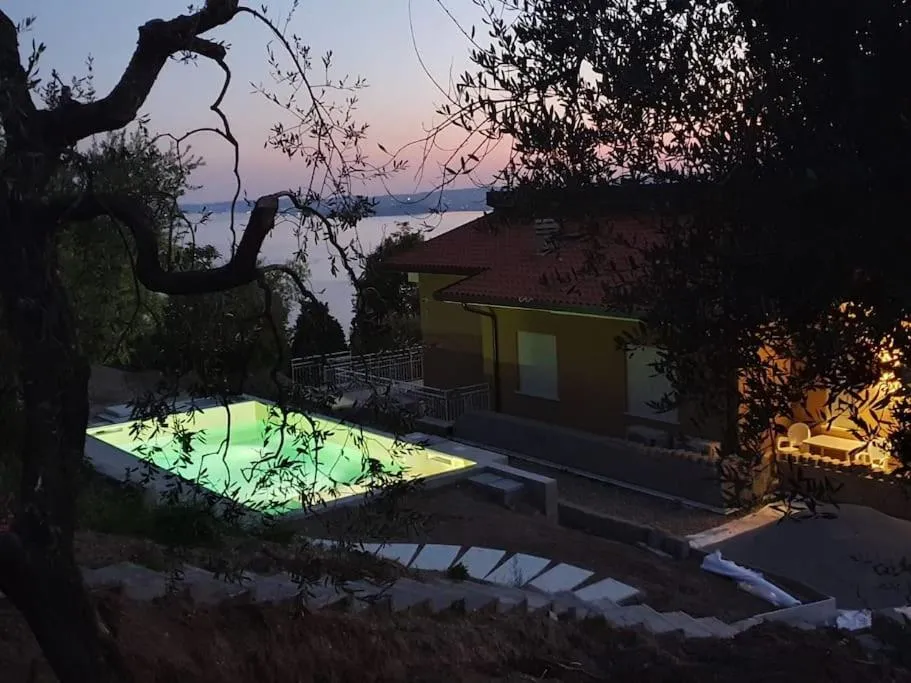 Swimming pool in Villa Malù - APT Amalia - Piscina e vista lago