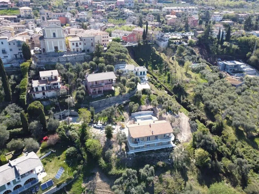 Neighbourhood in Villa Malù - APT Amalia - Piscina e vista lago