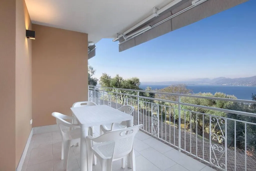 Balcony/Terrace in Villa Malù - APT Amalia - Piscina e vista lago
