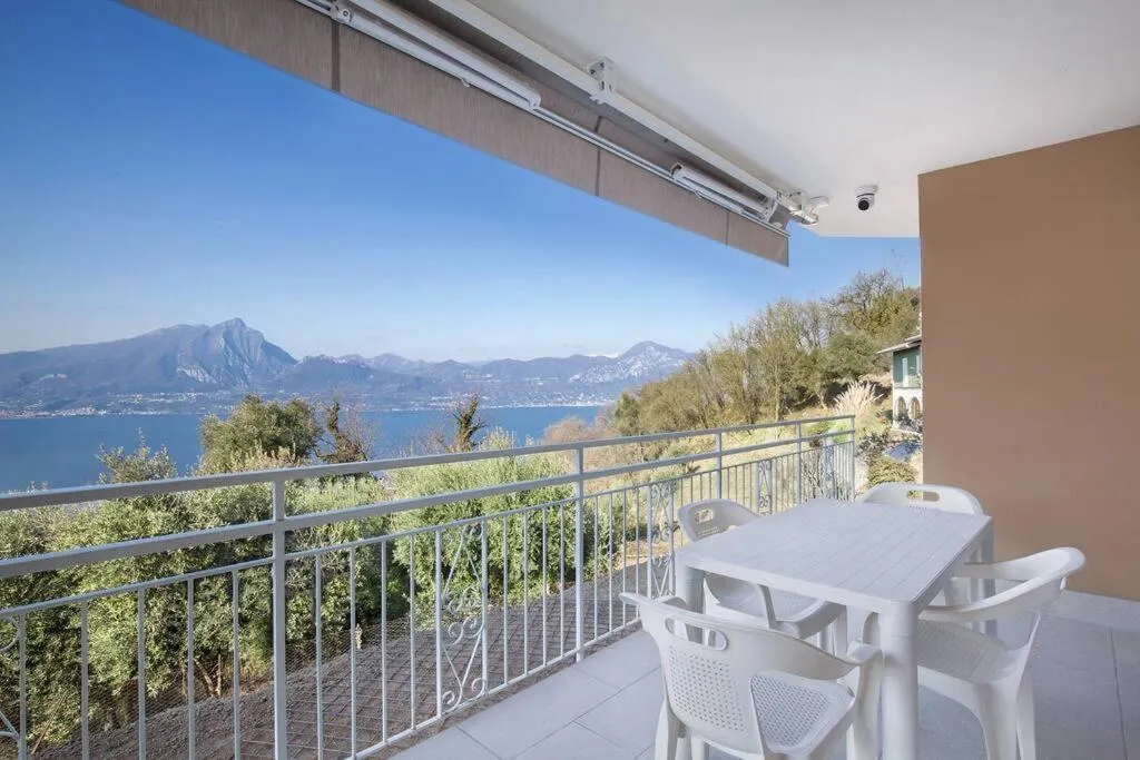Balcony/Terrace in Villa Malù - APT Amalia - Piscina e vista lago