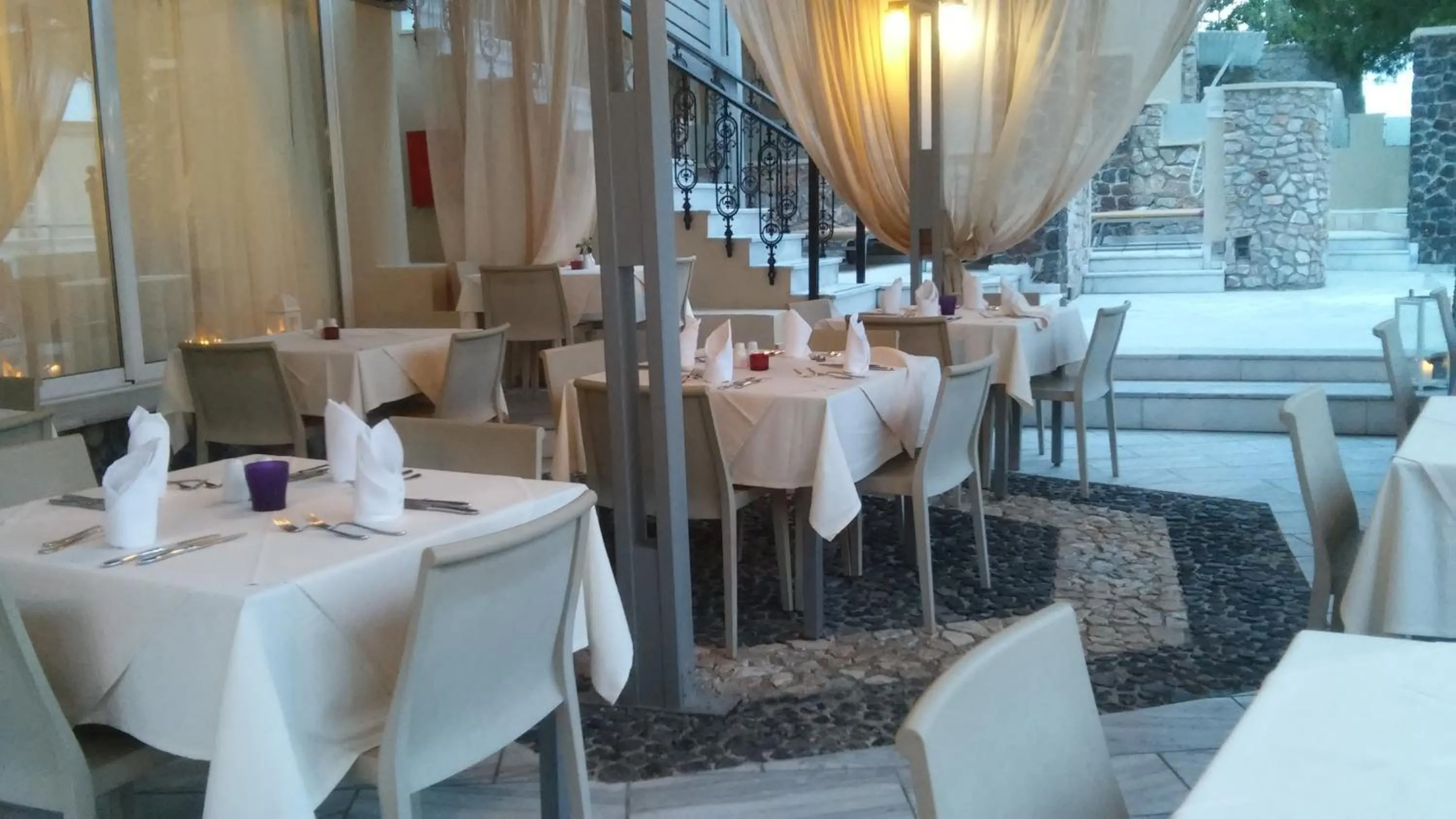Restaurant/places to eat in Antinea Suites Hotel & Spa