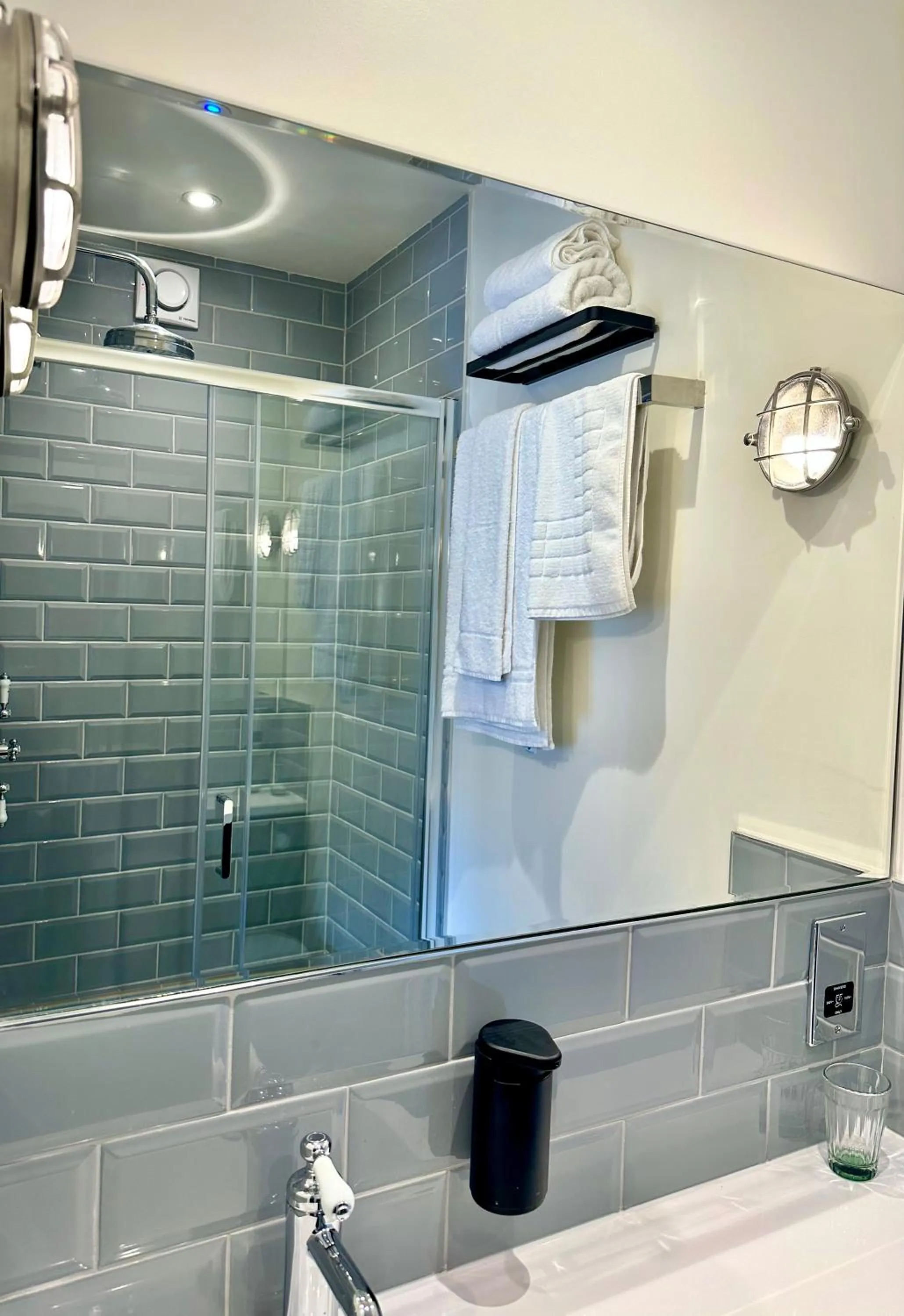 Rooms Above Sugar Boat