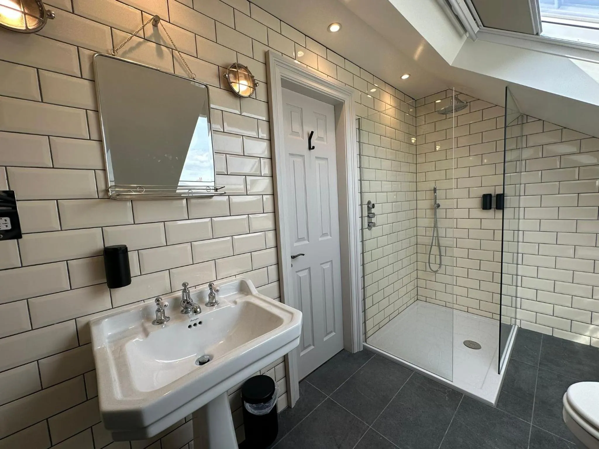 Rooms Above Sugar Boat