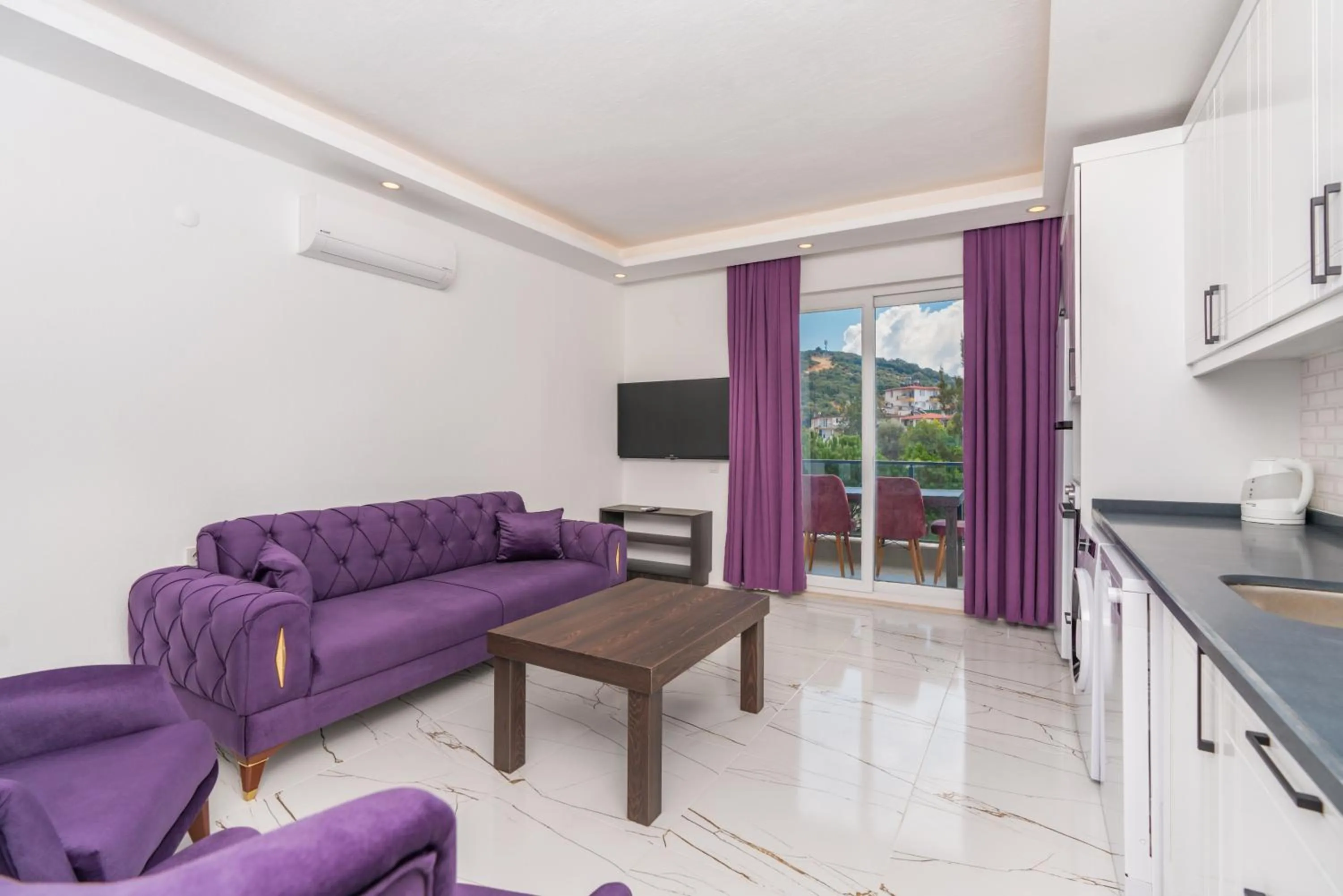 Communal lounge/ TV room in TAYLA SUİT