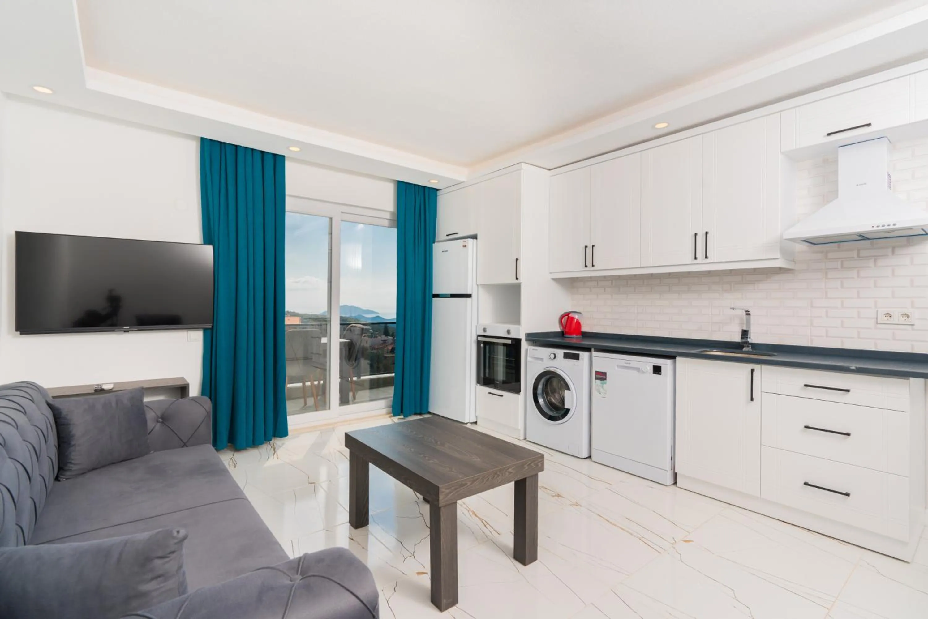 Communal lounge/ TV room in TAYLA SUİT