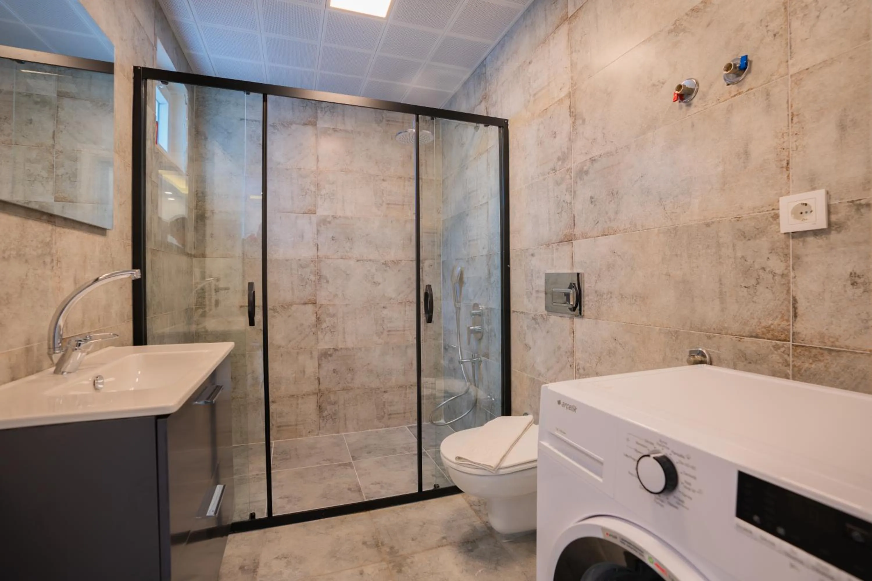 Shower in TAYLA SUİT