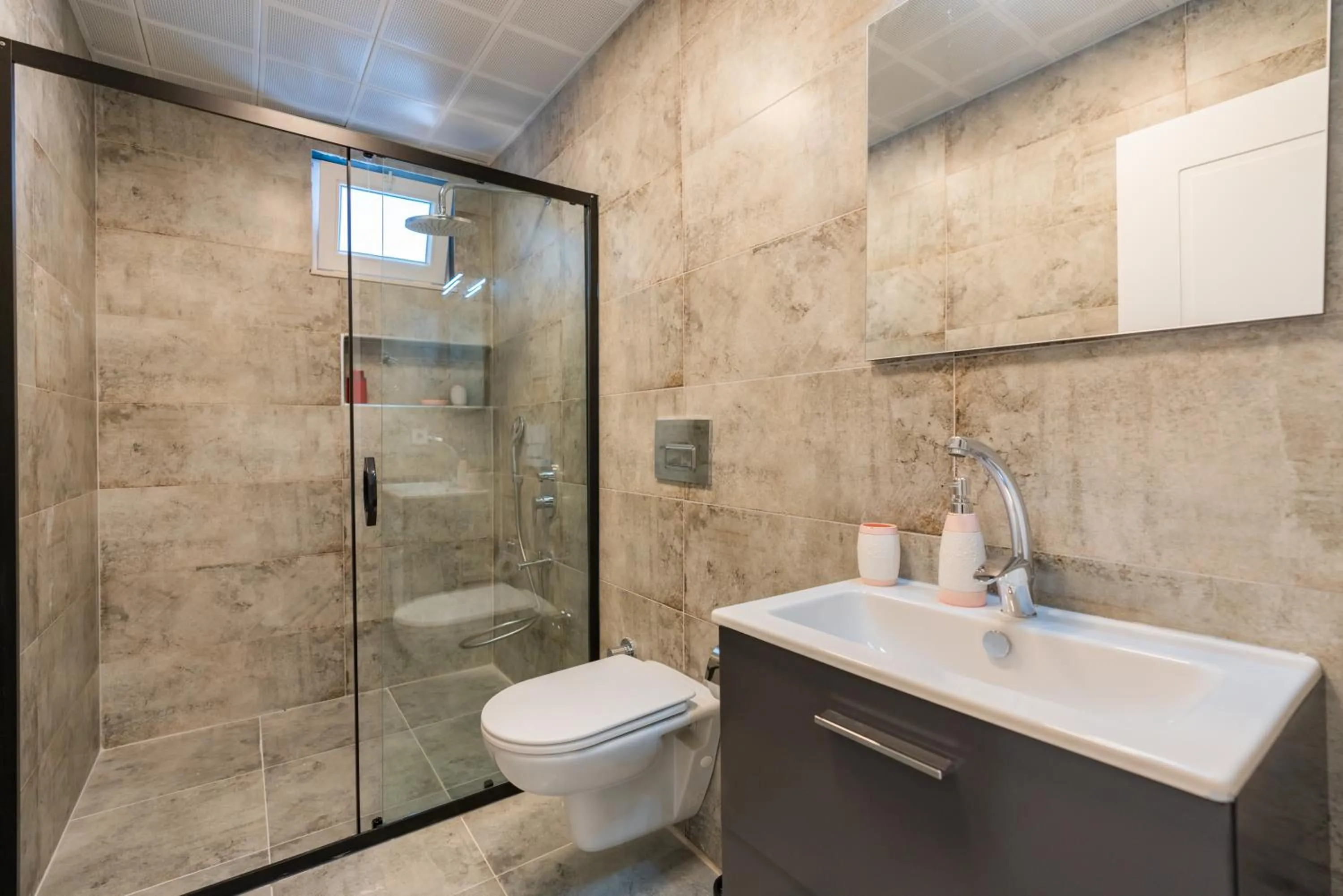 Shower in TAYLA SUİT