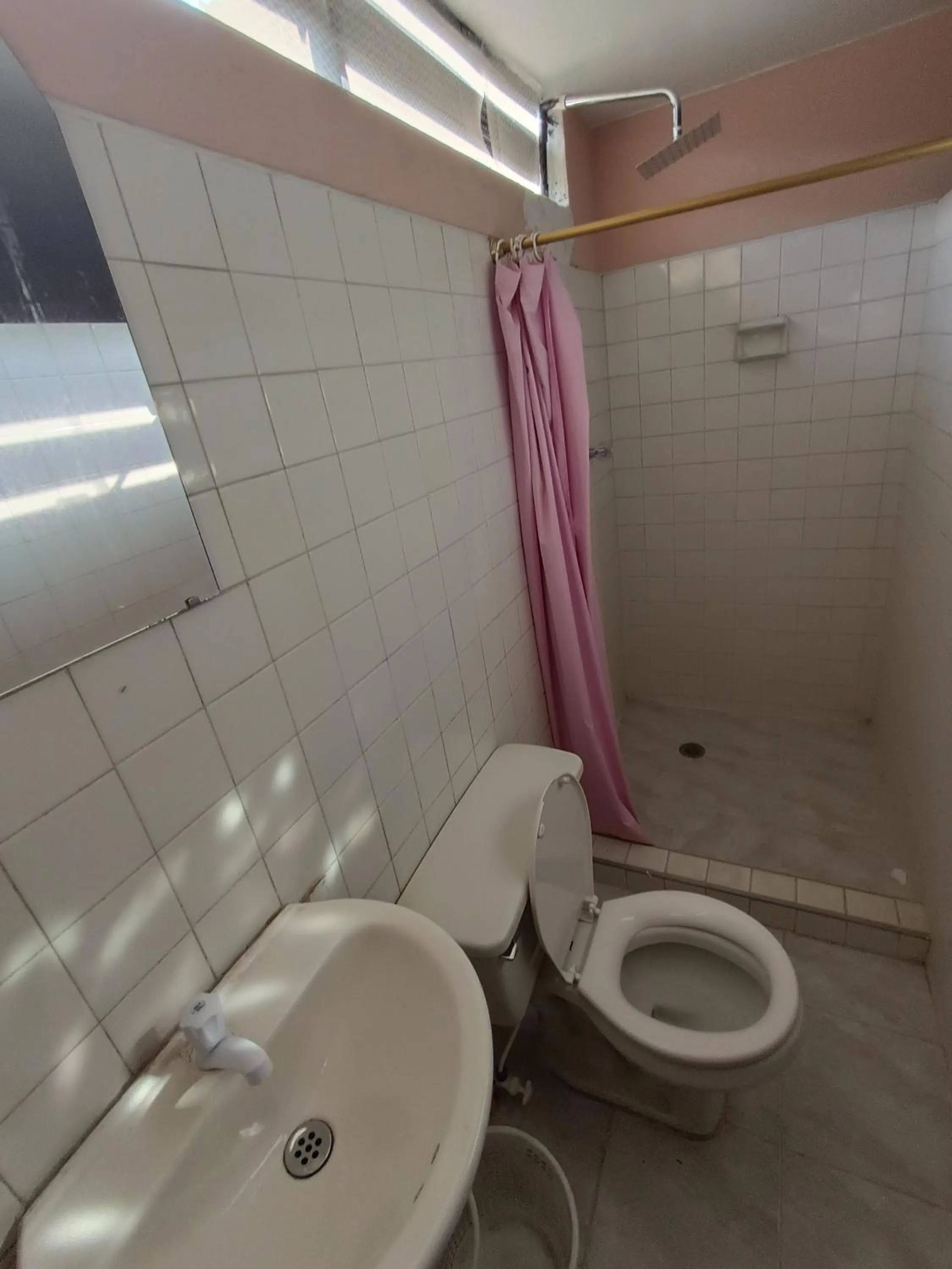 Shower in Hotel Grand ilama