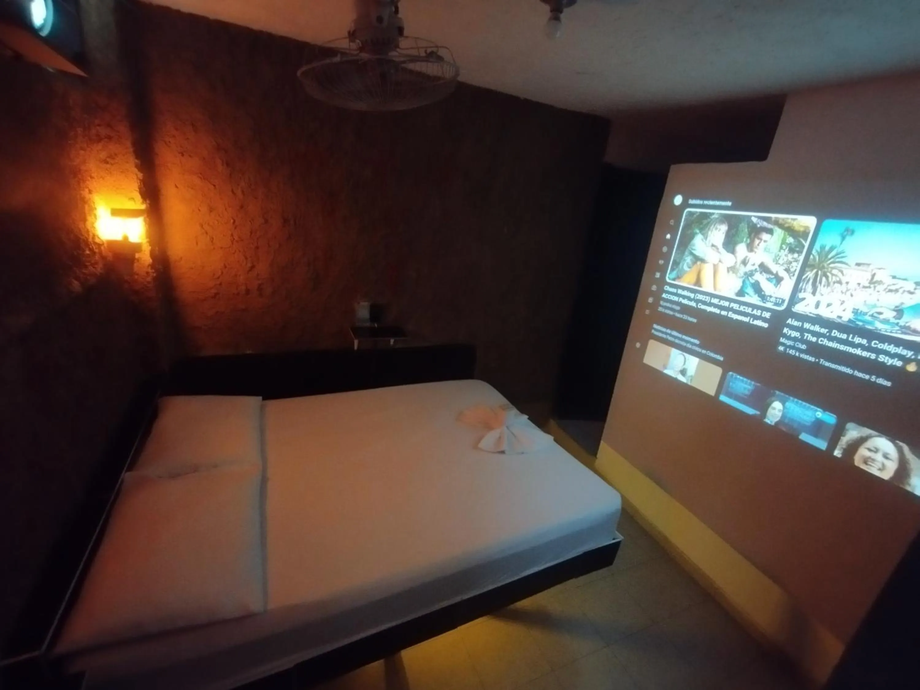 Communal lounge/ TV room in Hotel Grand ilama