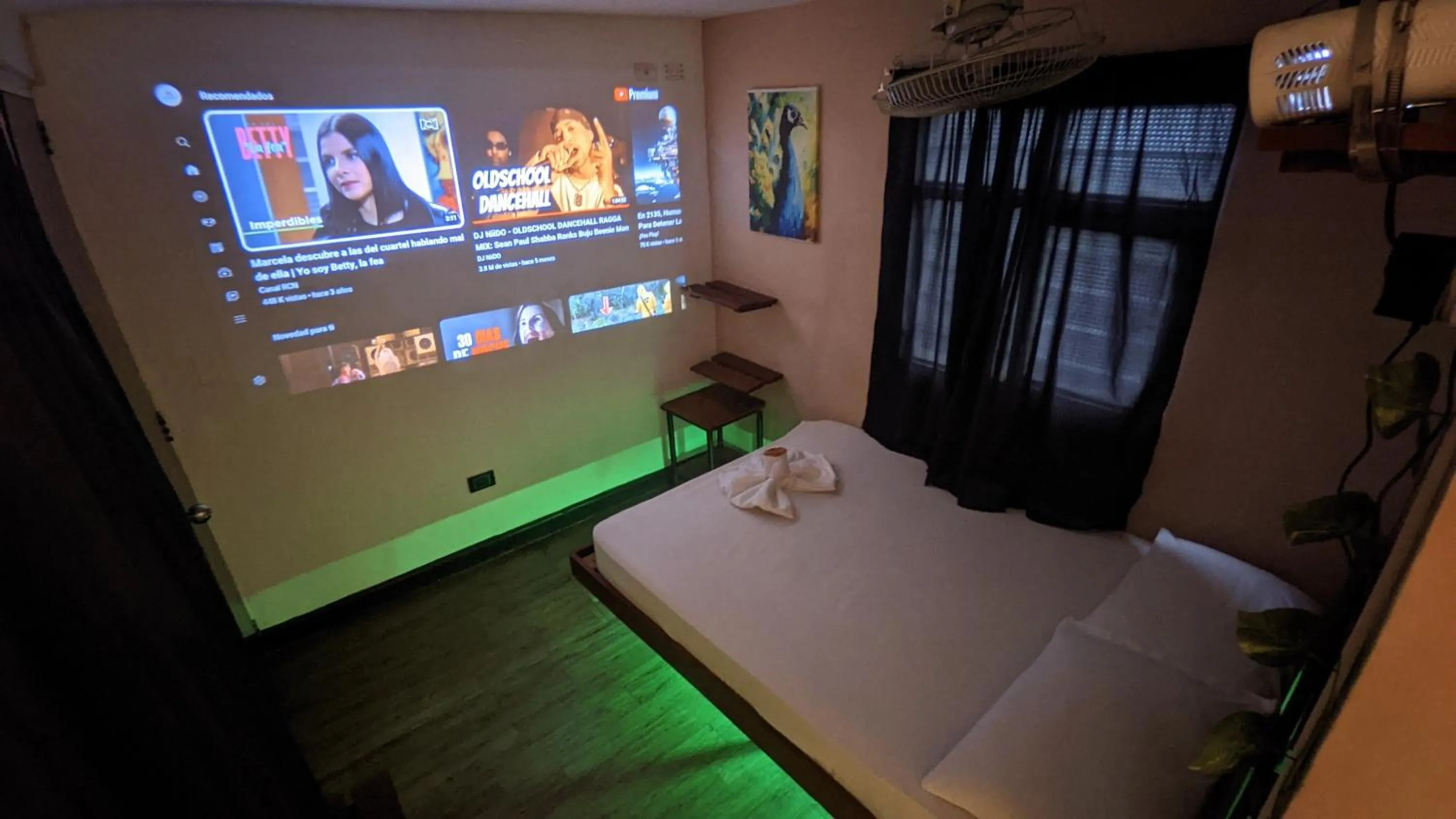 Communal lounge/ TV room in Hotel Grand ilama