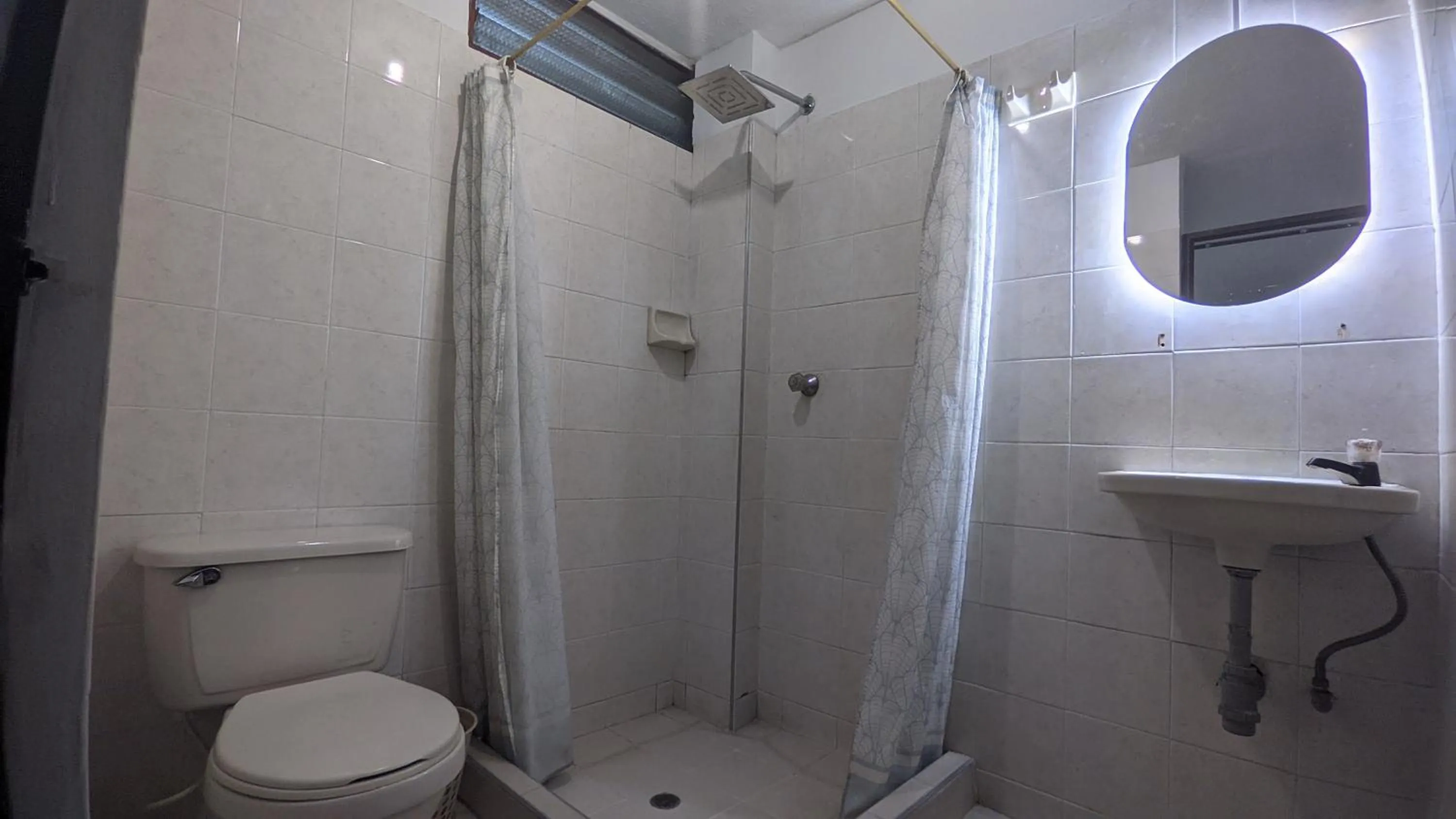 Shower in Hotel Grand ilama