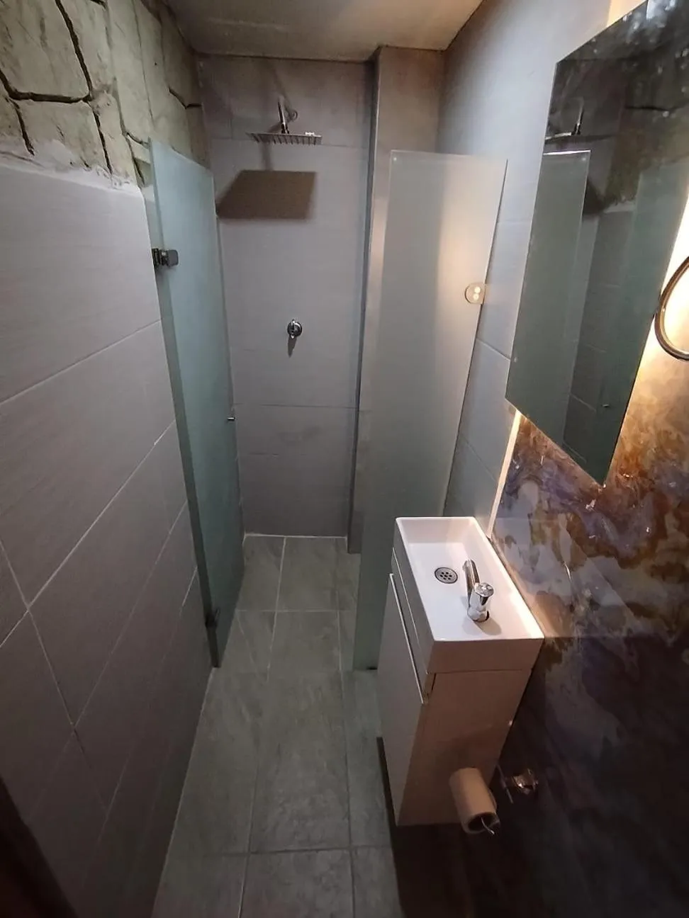 Shower in Hotel Grand ilama