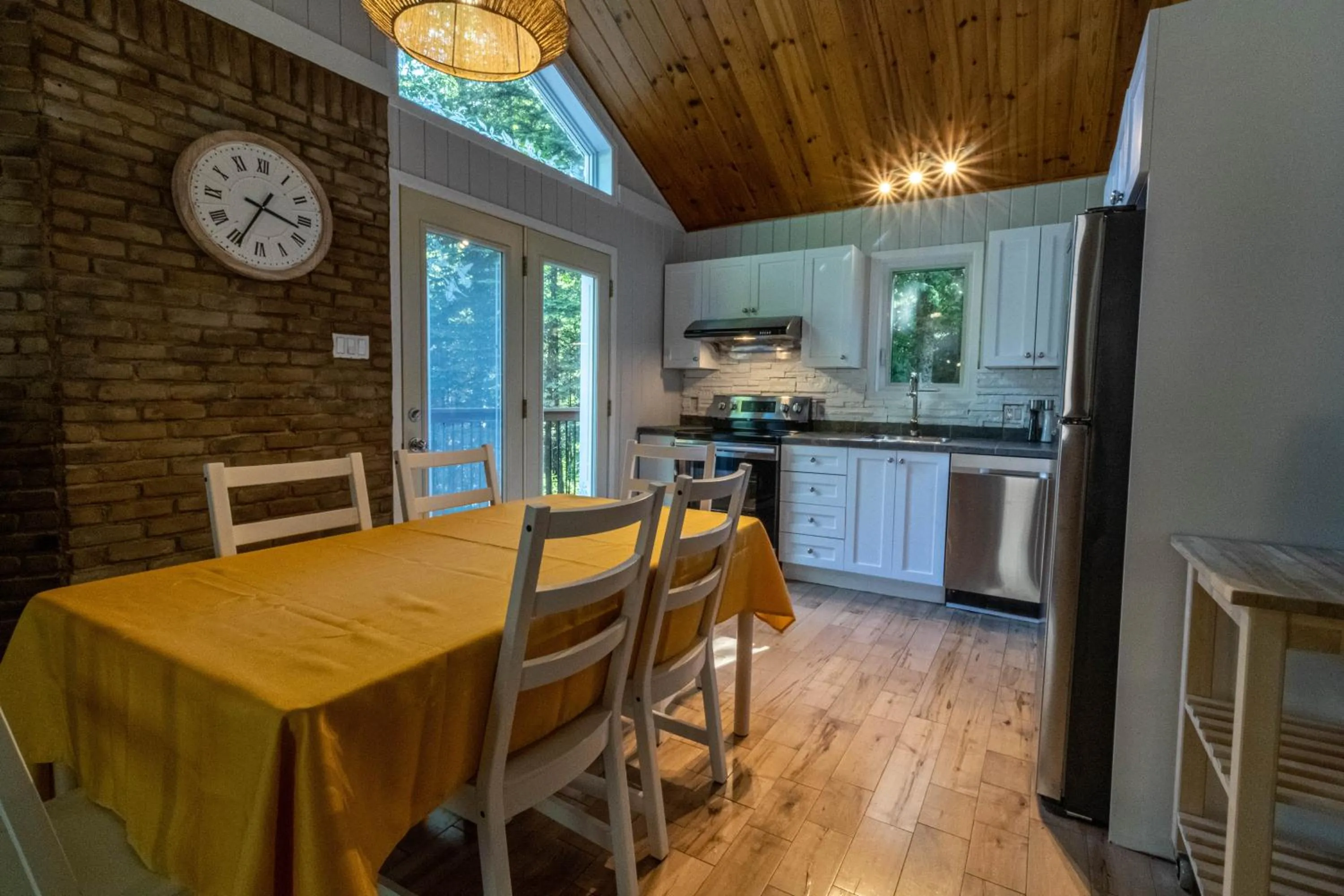 Kitchen or kitchenette in Les Chalets Tourisma - Chalet dans les bois avec lac privé - Le Colibri