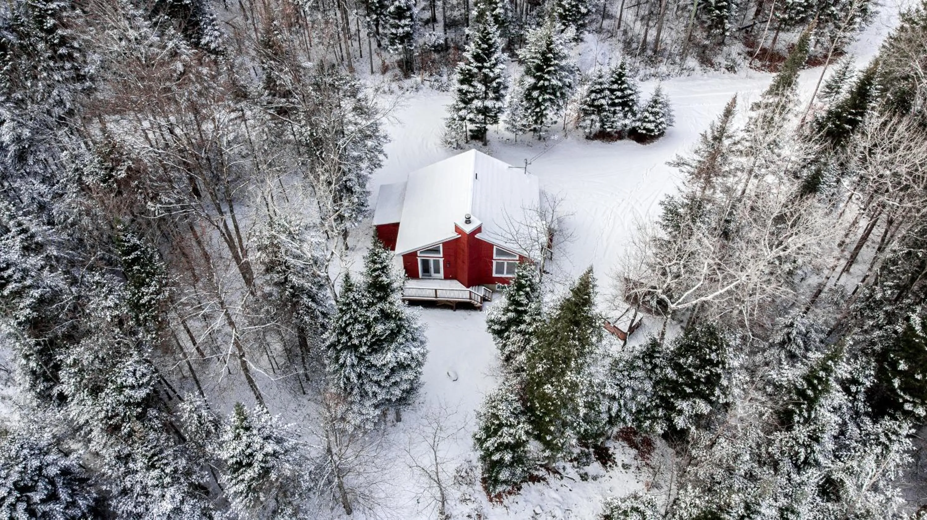 Property building in Les Chalets Tourisma - Chalet dans les bois avec lac privé - Le Colibri