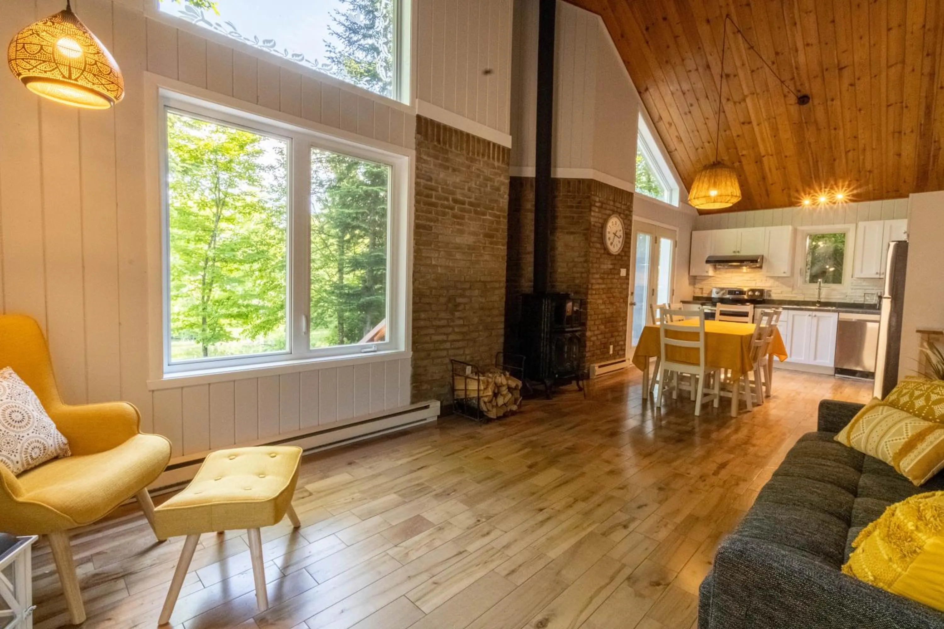 Living room in Les Chalets Tourisma - Chalet dans les bois avec lac privé - Le Colibri