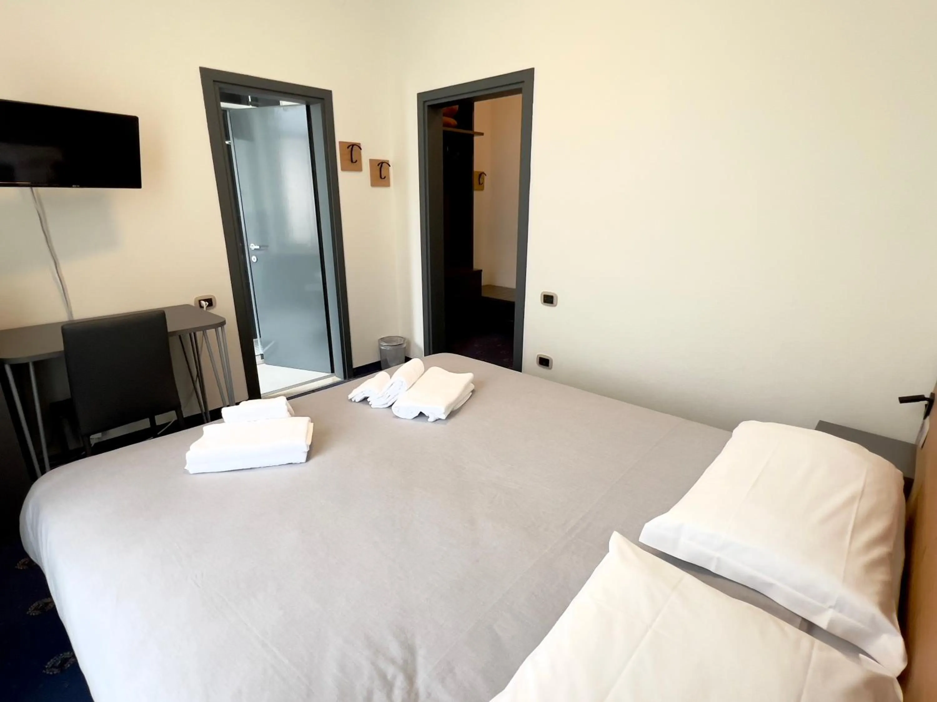 Photo of the whole room, Bed in Hotel Regina del Bosco