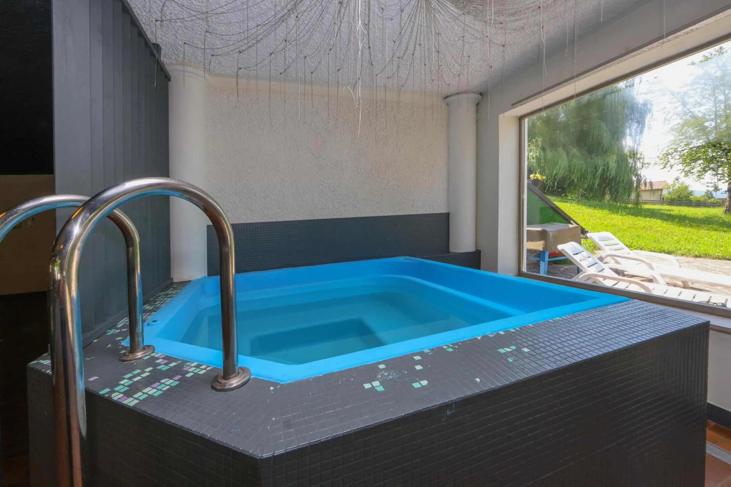 Hot Tub in Hotel Regina del Bosco