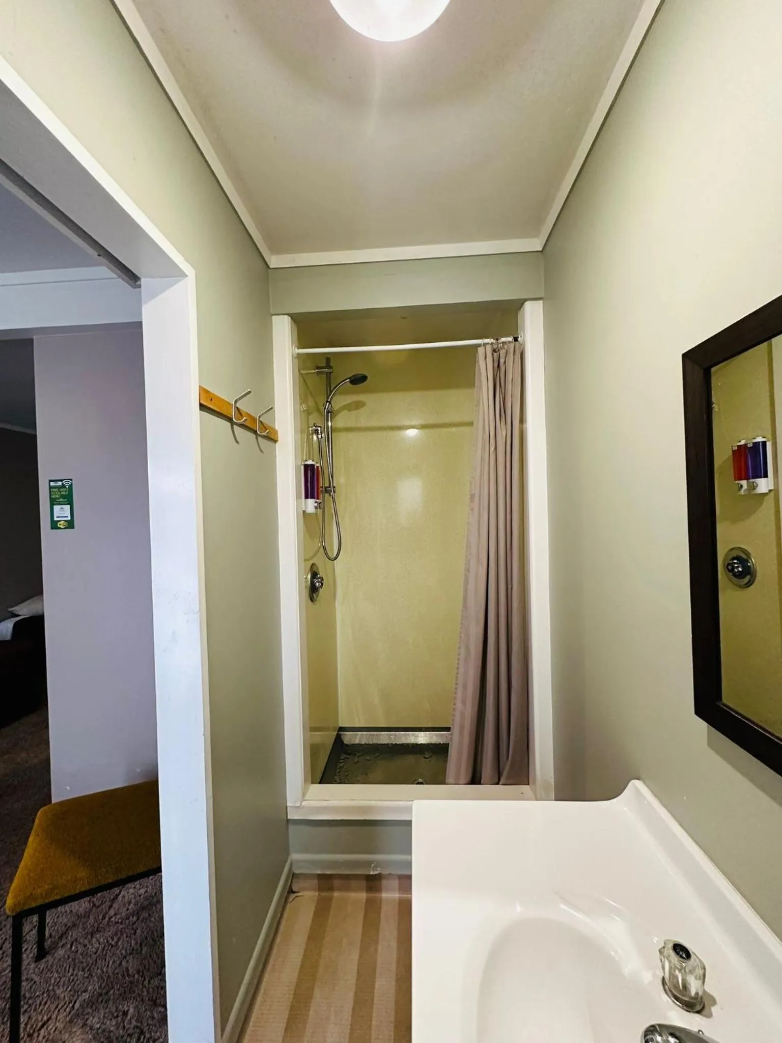 Shower in The Crossing Lodge & Backpackers