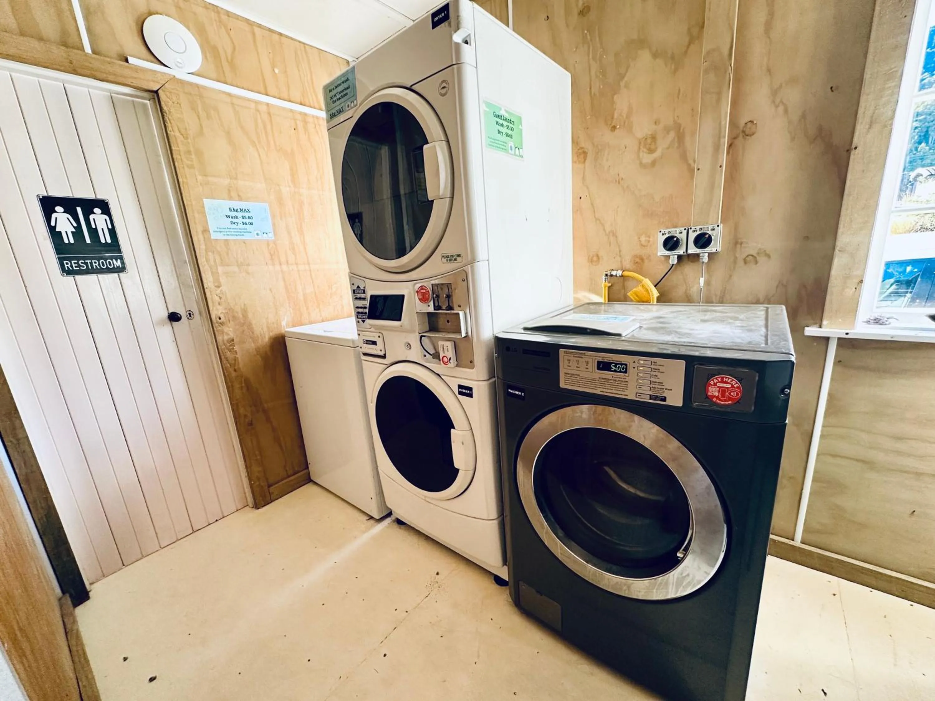 washing machine in The Crossing Lodge & Backpackers