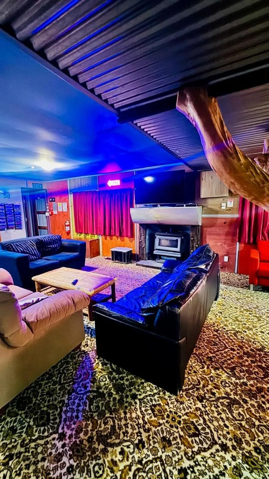 Communal lounge/ TV room in The Crossing Lodge & Backpackers