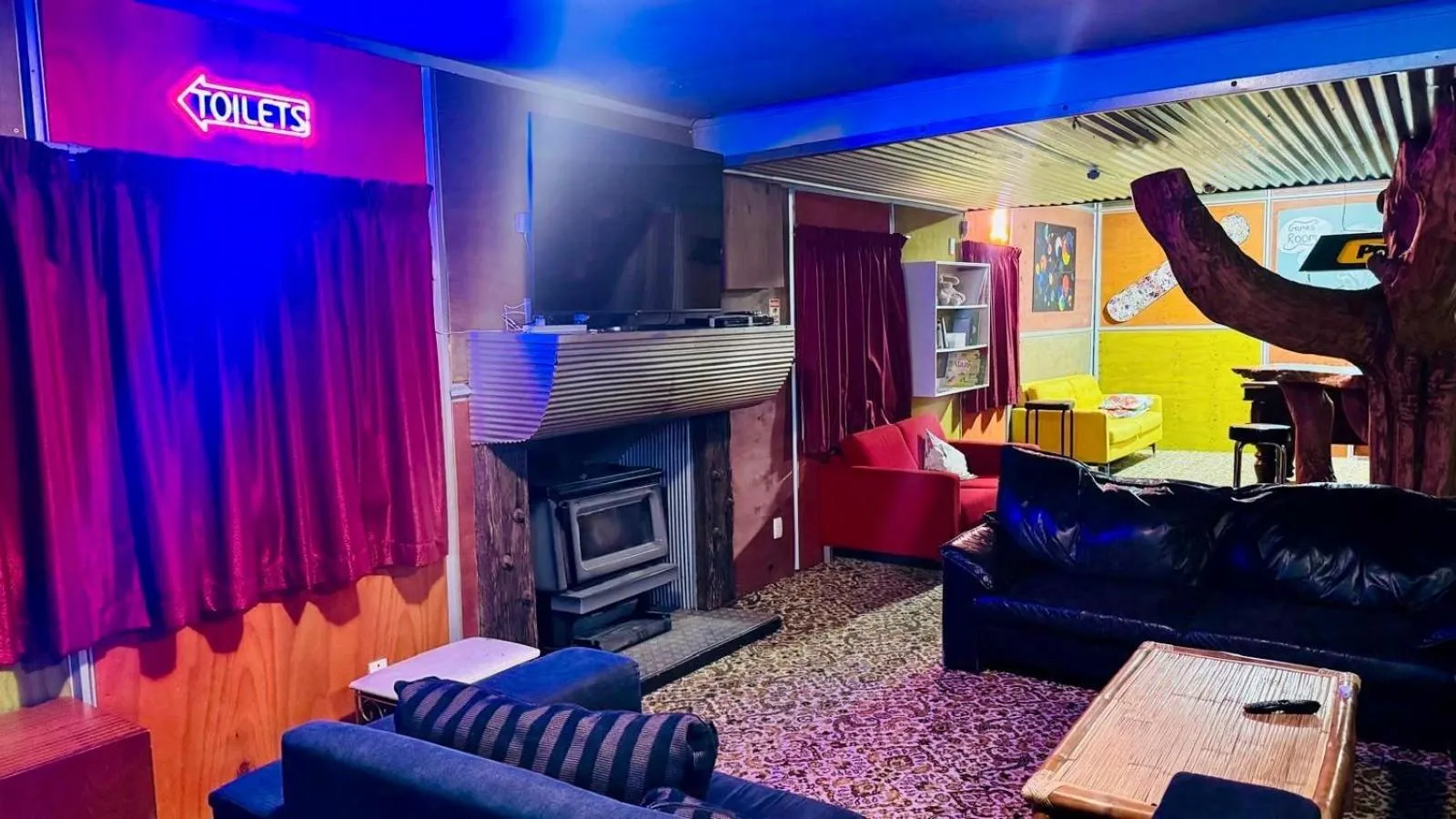 Communal lounge/ TV room in The Crossing Lodge & Backpackers