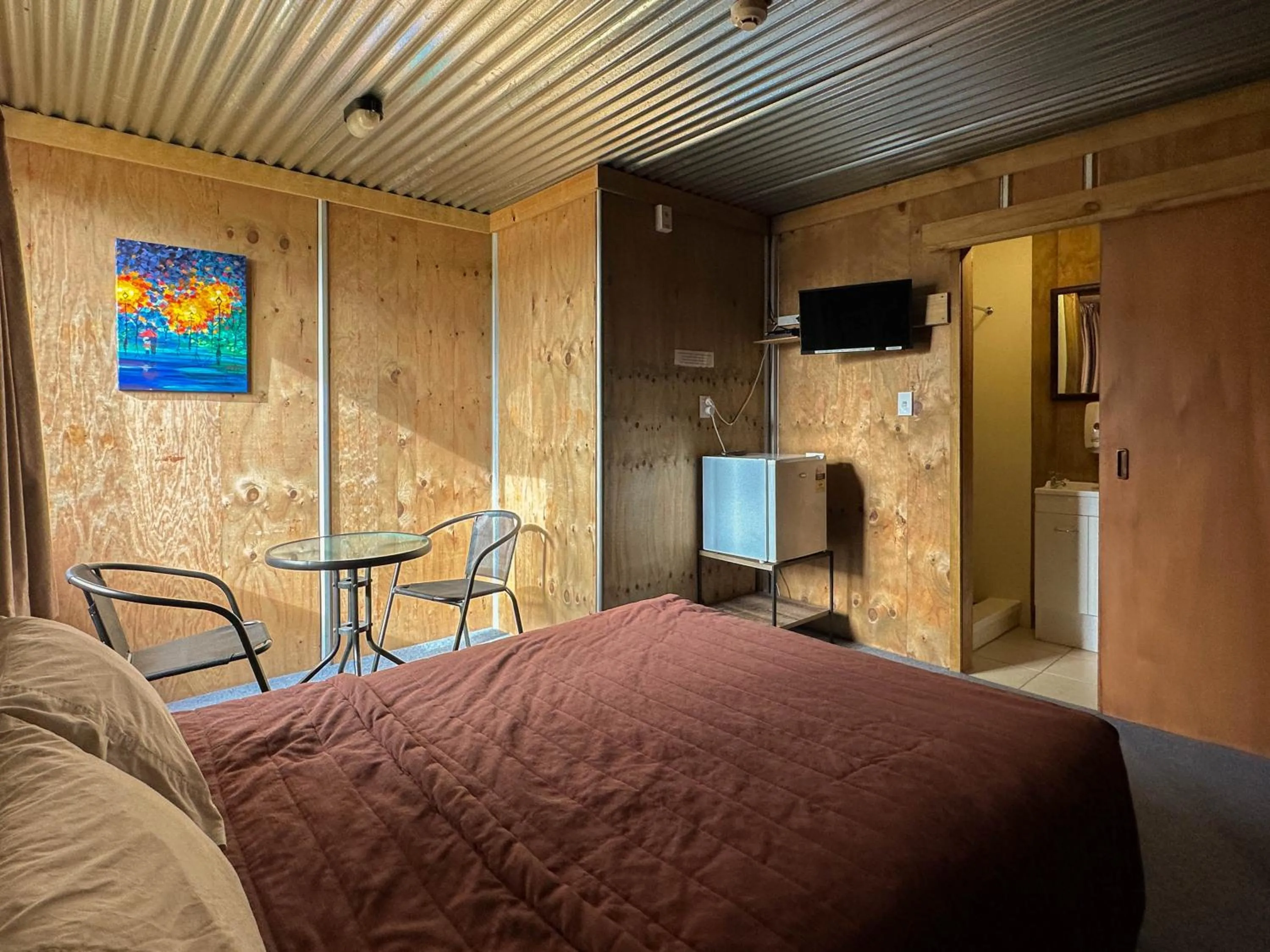 Shower, Bed in The Crossing Lodge & Backpackers