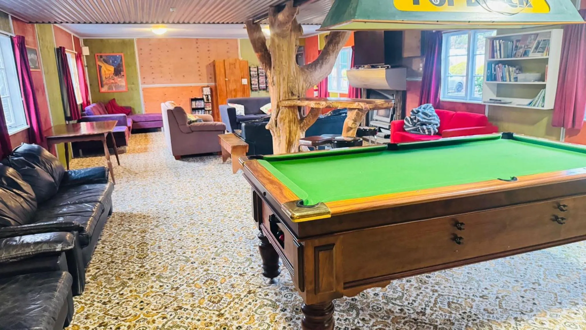 Communal lounge/ TV room in The Crossing Lodge & Backpackers